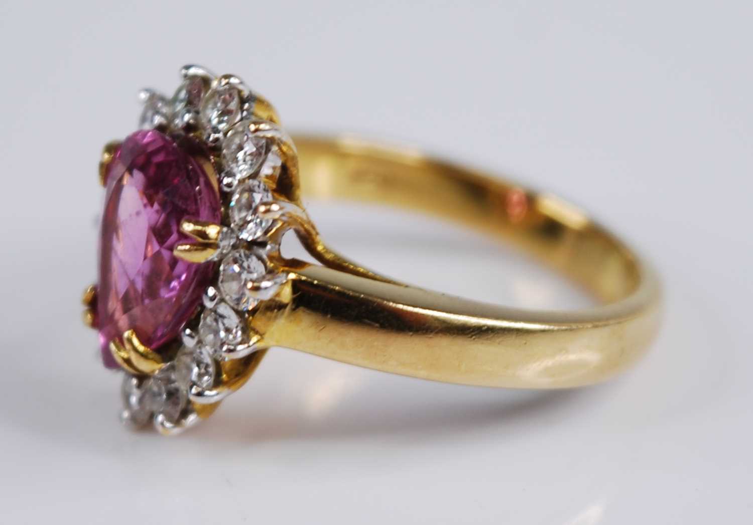 A yellow and white metal, tourmaline and diamond pear shaped cluster ring, featuring a pear cut pink - Bild 3 aus 5