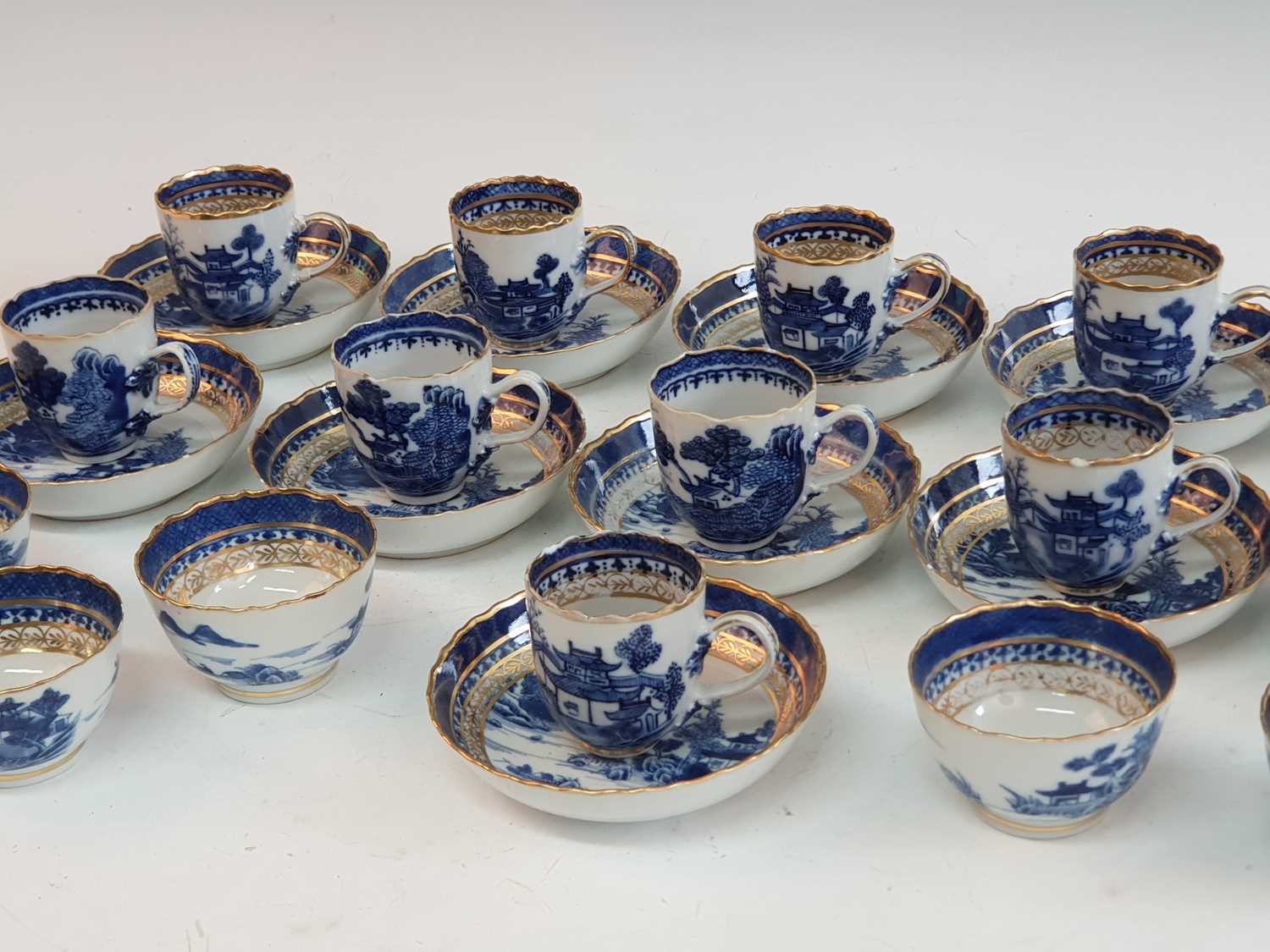 A late 18th century Chinese export blue and white porcelain matched tea and coffee service, - Bild 4 aus 9