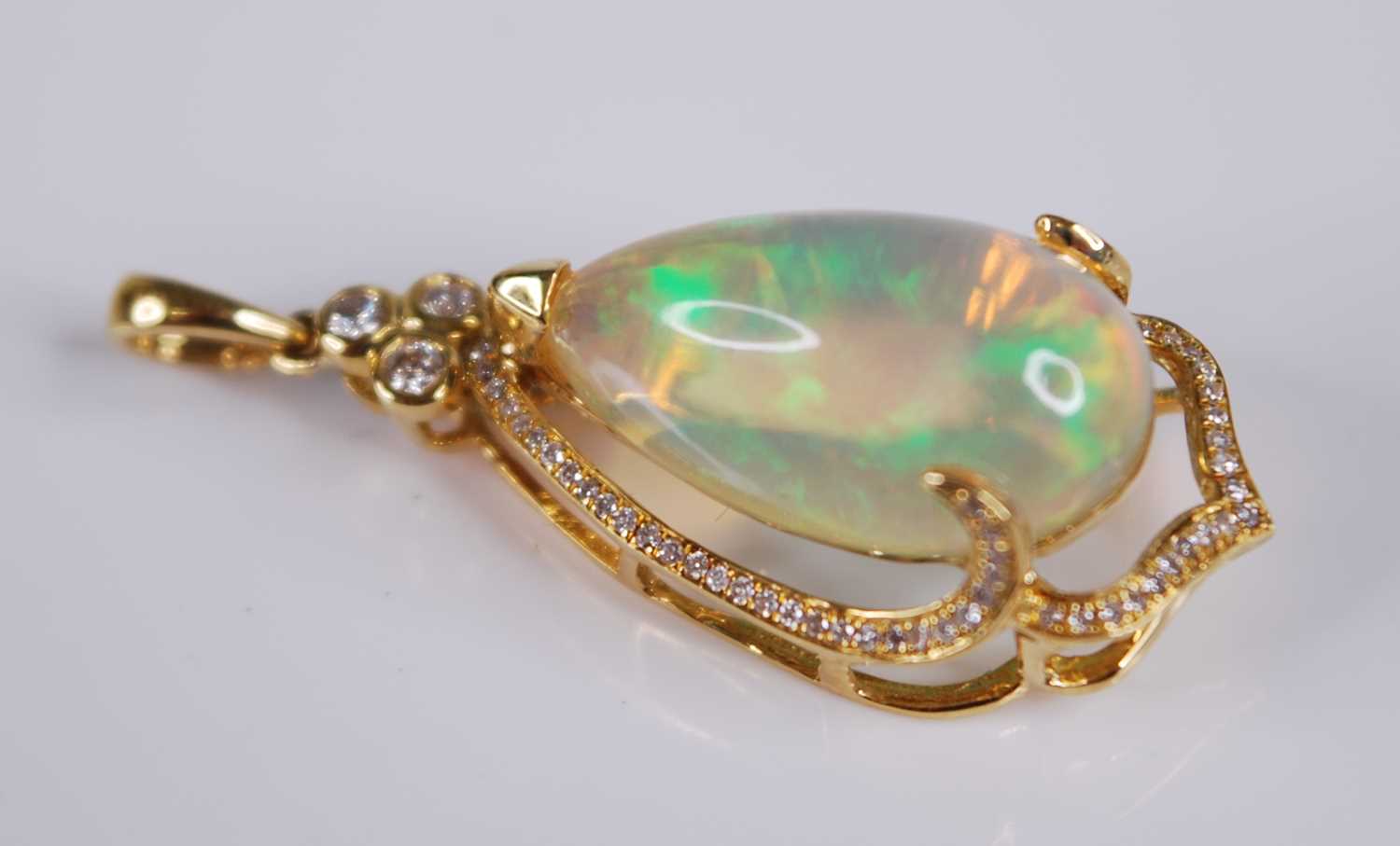 An 18ct gold Ethiopian opal set pendant, the large three-claw set cabochon opal weighing approx 8 - Bild 3 aus 4