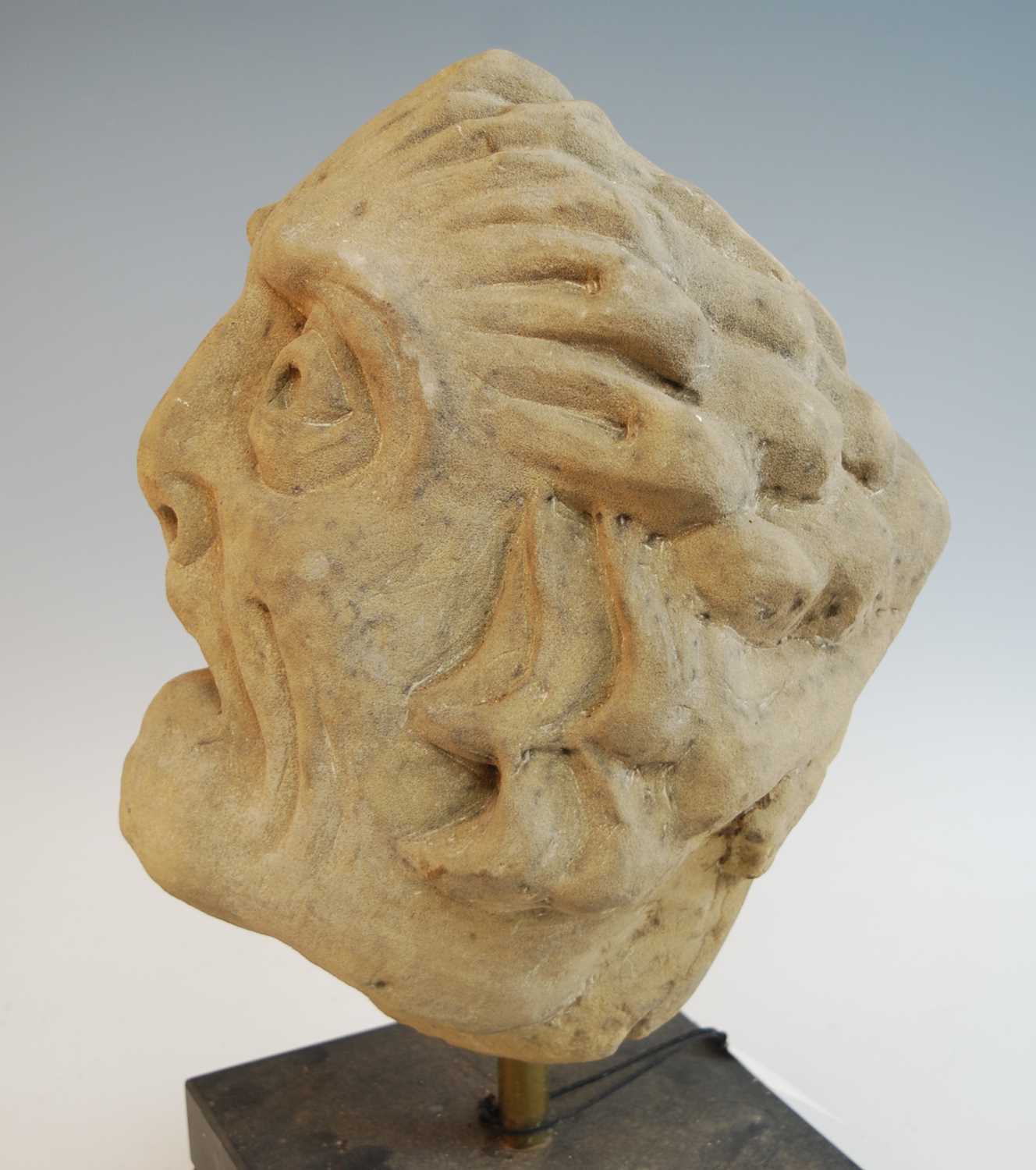 Two carved sandstone heads, probably 17th century, each later mounted upon a polished slate base, - Bild 9 aus 11