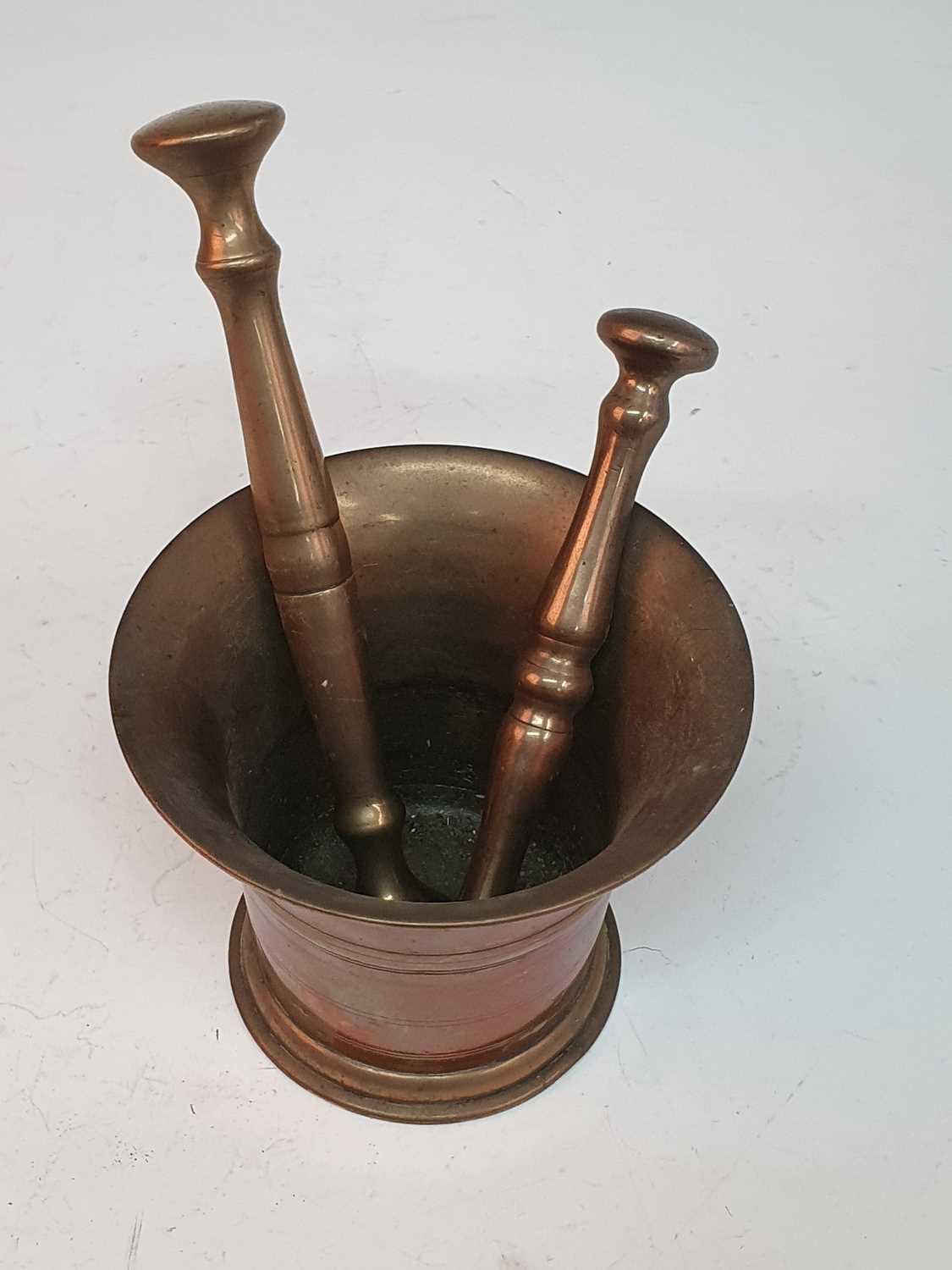 An 18th century bronze mortar, of plain tapered form, h.11cm, together with two bronze pestles - Bild 2 aus 3