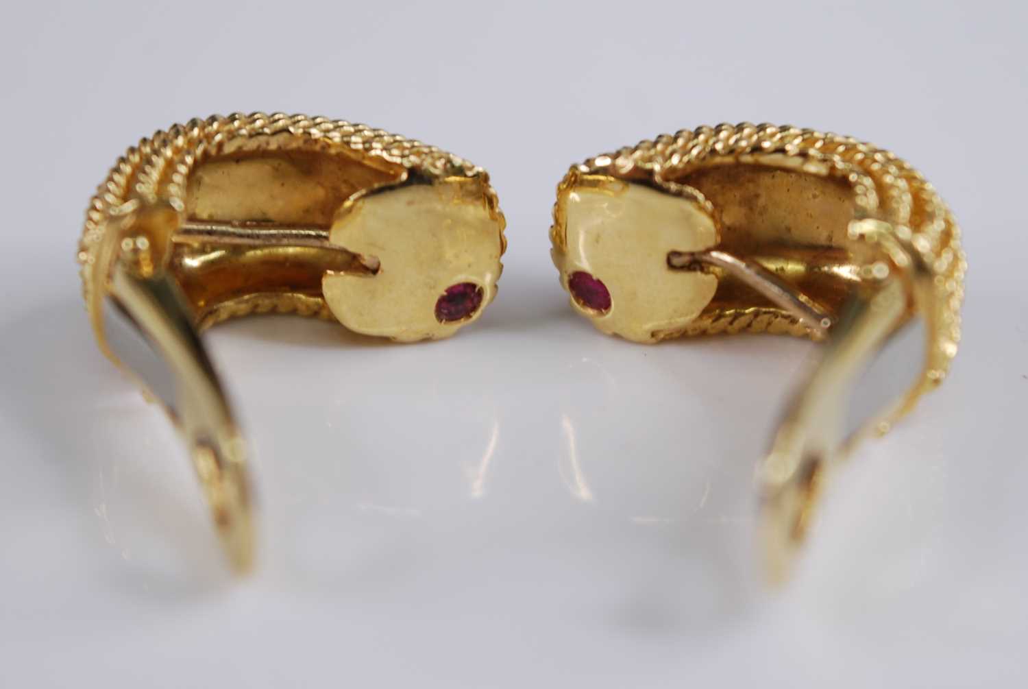 A pair of contemporary Italian 18ct gold earrings, of half hoop design with fine ropetwist bands, - Bild 4 aus 4