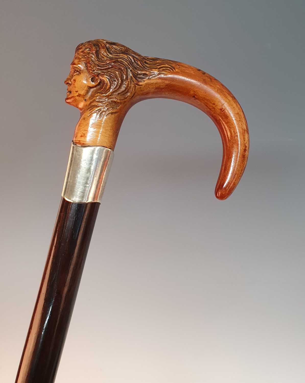 An early 20th century walking stick, having a carved yew handle in the form of a female head, half - Bild 2 aus 7