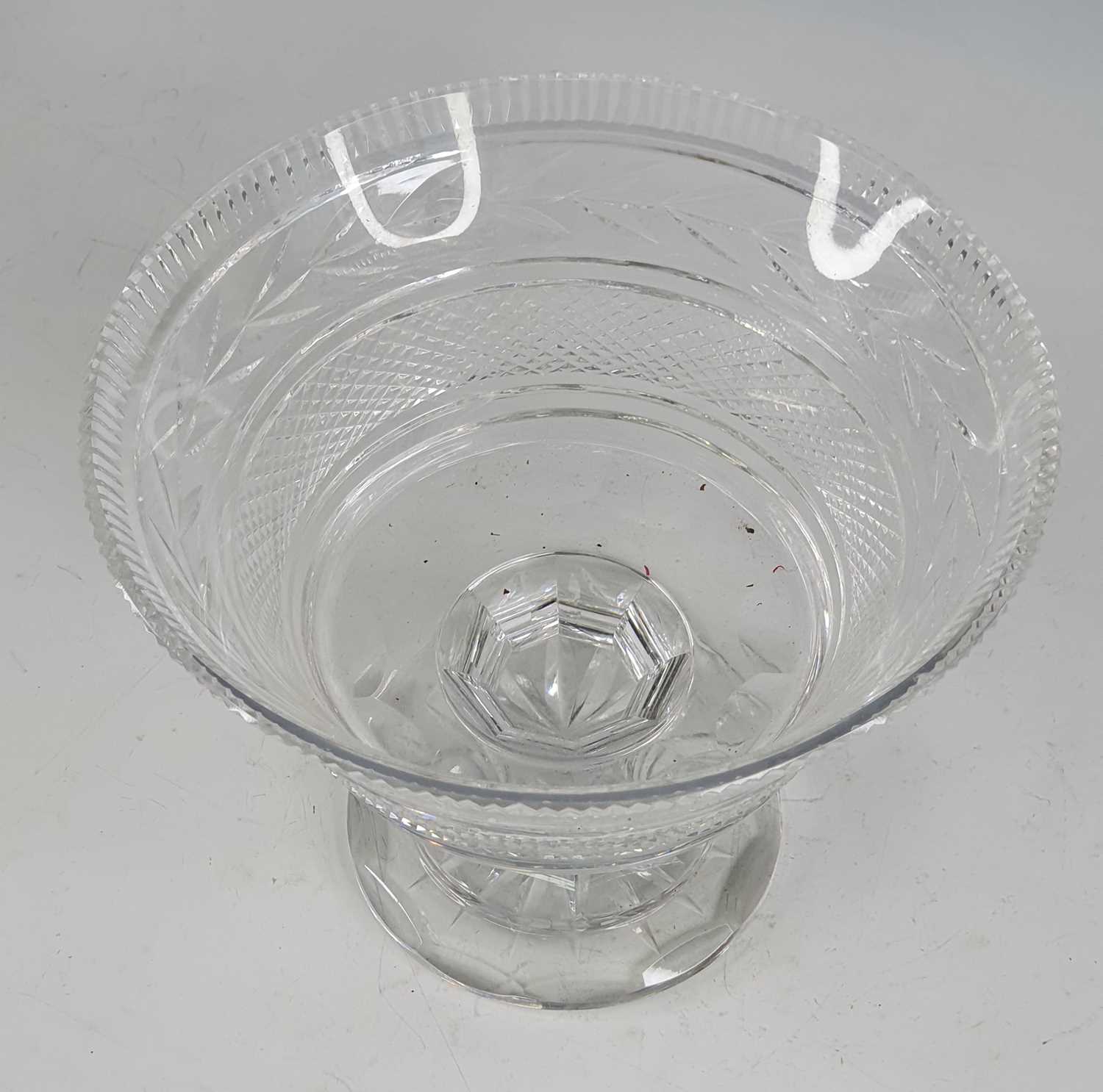 A Waterford Crystal Glandore pattern pedestal fruit bowl, the everted bowl above a faceted stem, - Bild 2 aus 2