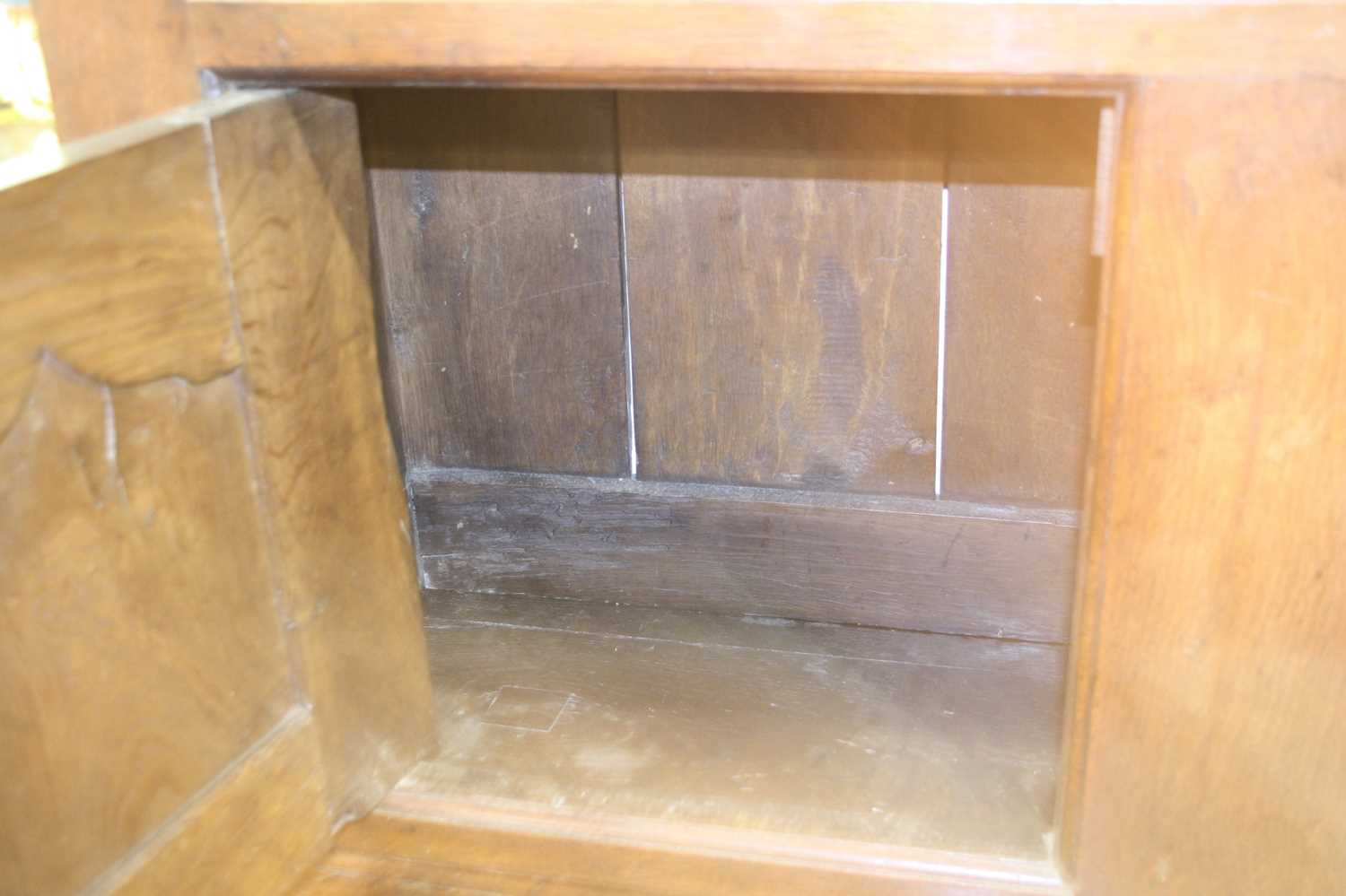 A George III joined oak dresser, the upper section having a wavy frieze and two shelves above - Bild 16 aus 18