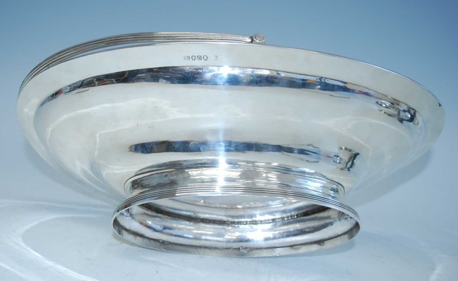 A George III silver pedestal bread basket, of elliptical form with reeded rim and reeded swing - Image 4 of 5