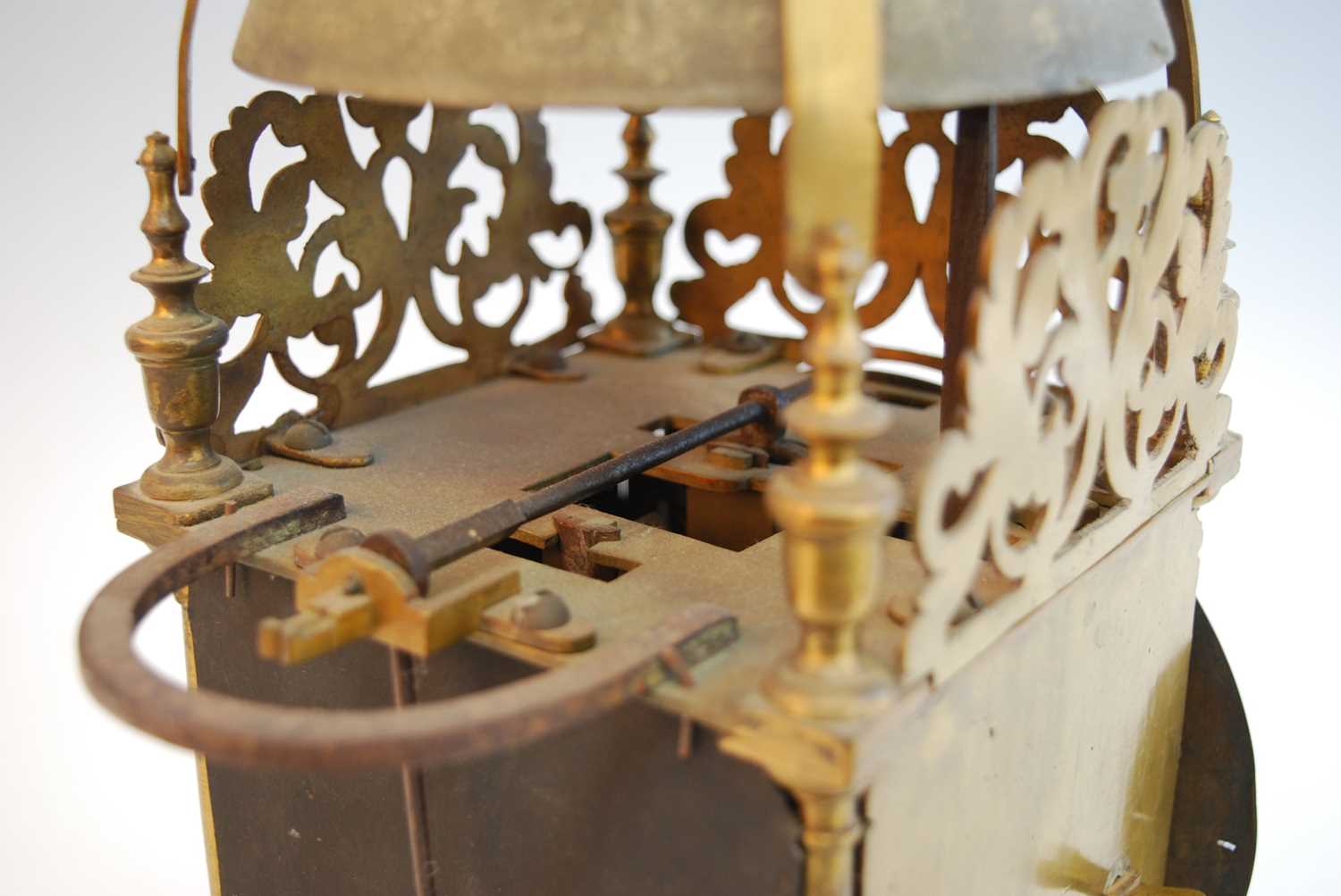 An 18th century brass lantern clock, the dial signed Rich(ard) Rayment Bury (St Edmunds), the - Bild 5 aus 6