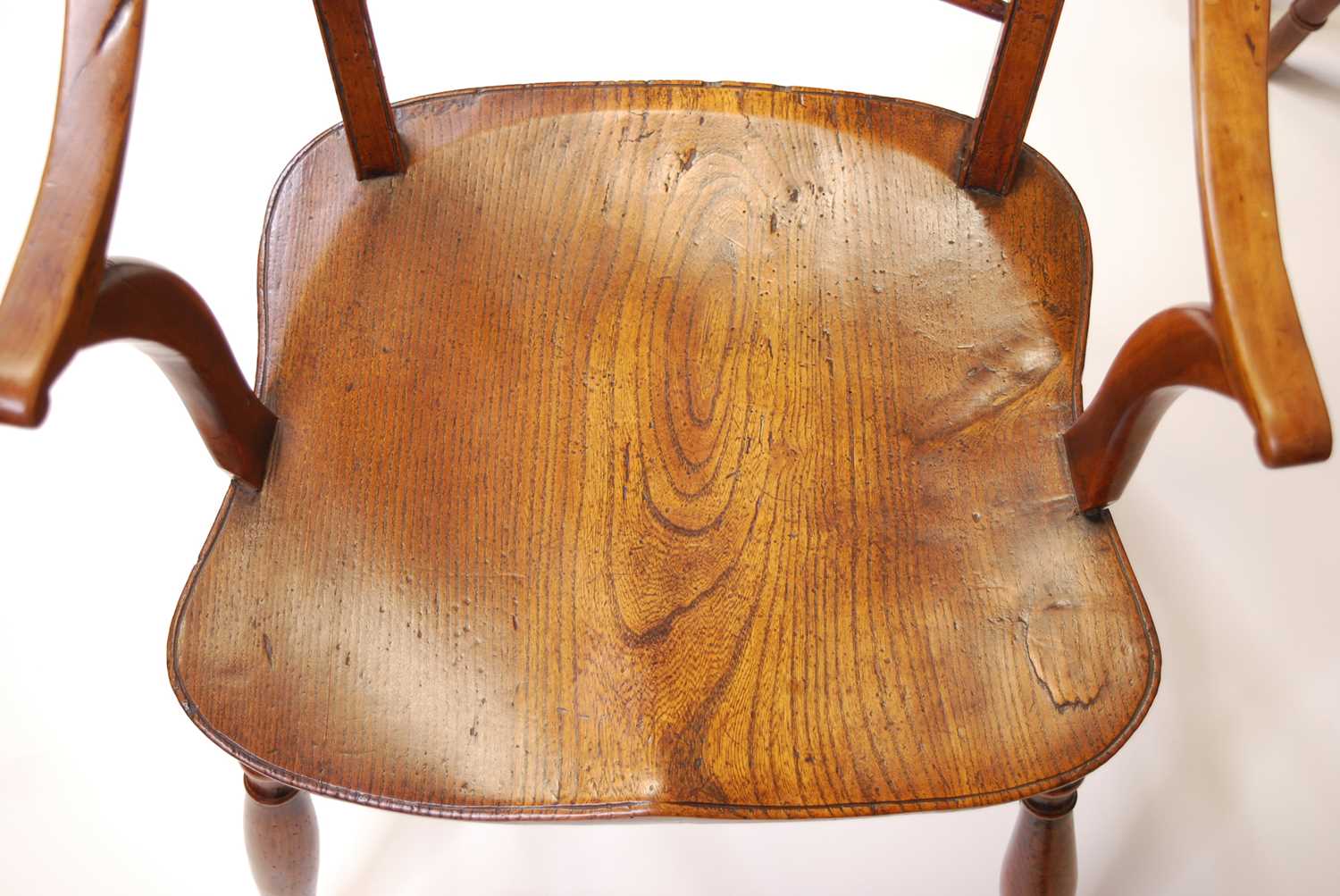 A near-set of eight early 19th century Mendlesham chairs, each having elm dished seats, further - Bild 5 aus 6