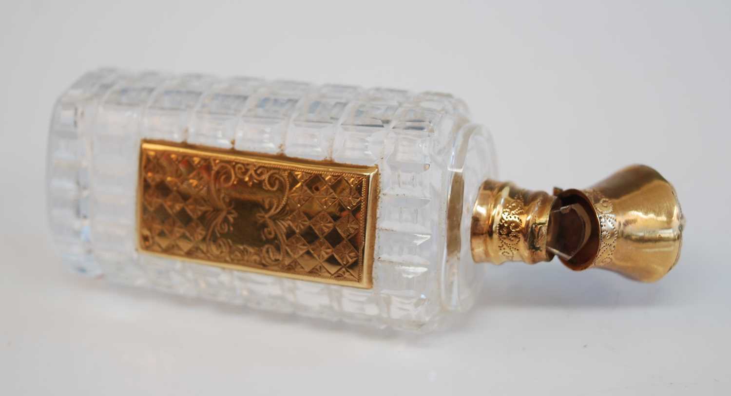 A mid-19th century cut glass and yellow metal mounted scent bottle, in fitted leather case, the - Bild 5 aus 6