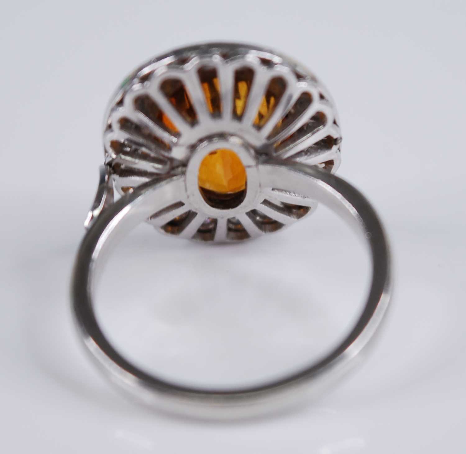 A platinum citrine and diamond oval cluster ring, comprising a centre oval faceted citrine within - Bild 4 aus 4