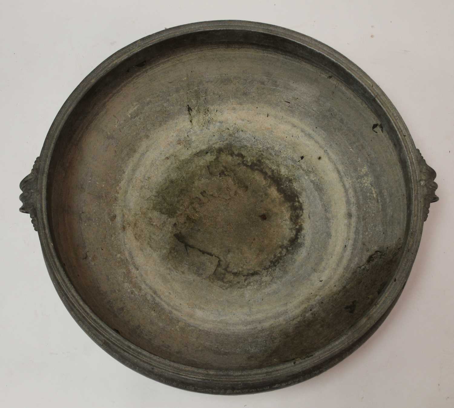 A large Chinese brass twin handled shallow bowl, of slightly shouldered squat form with floral - Bild 2 aus 3