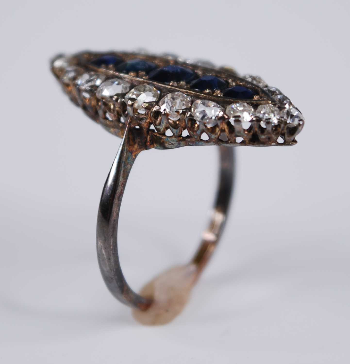 An Edwardian yellow metal, sapphire and diamond dress ring, the large elliptical setting measuring - Bild 3 aus 3