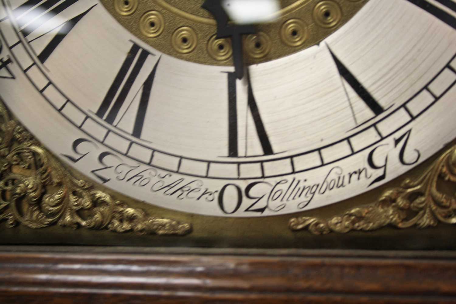 Thomas Akers of Collingbourn - a George III oak longcase clock, the 11" square brass dial having - Bild 3 aus 5