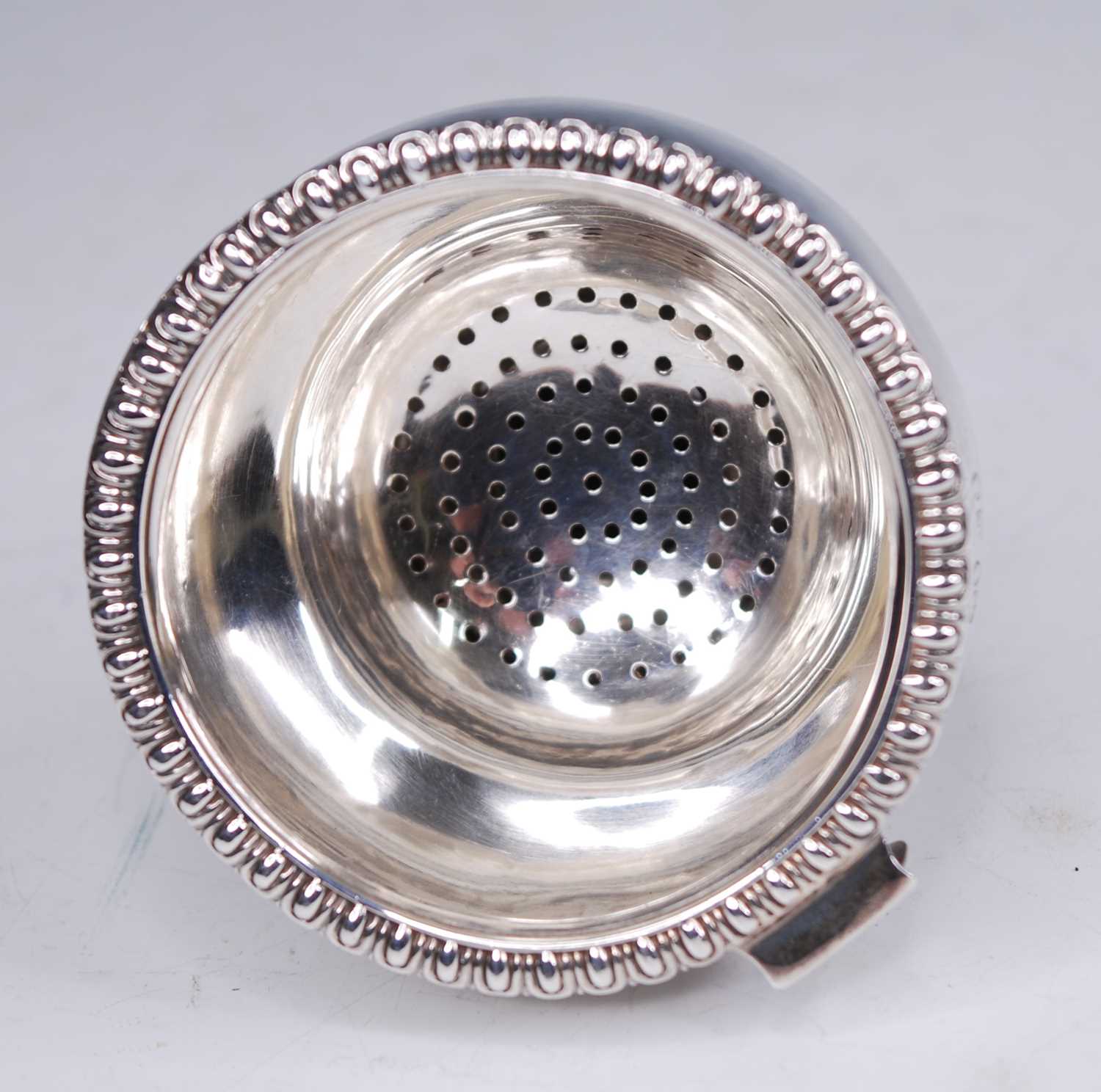 A George III silver wine funnel, in two sections, the bowl with gadrooned rim, 2.7oz, makers mark - Bild 3 aus 4