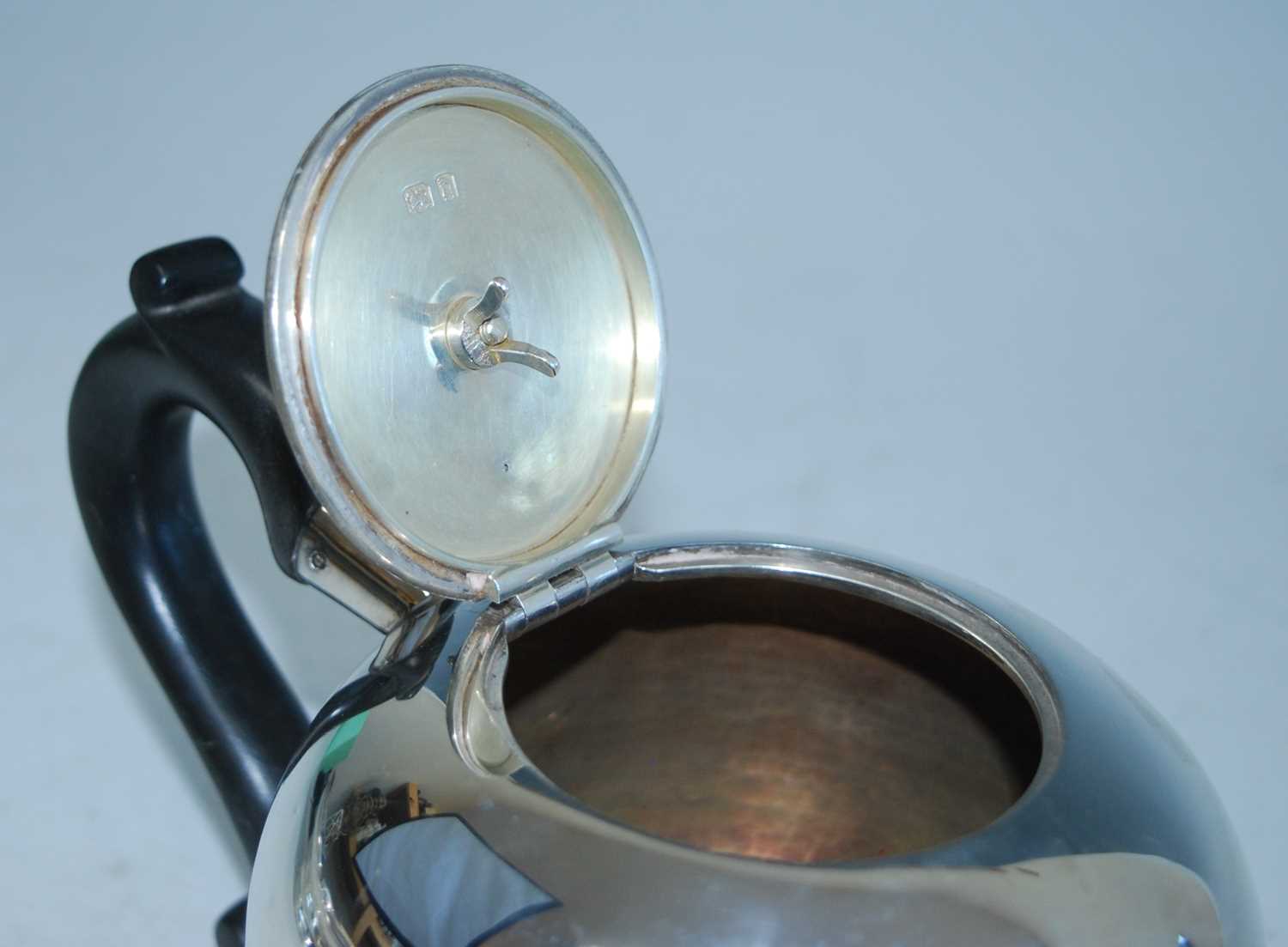 A George V silver bachelors teapot, of bullet form with straight cast spout and S-scroll ebonised - Bild 3 aus 6
