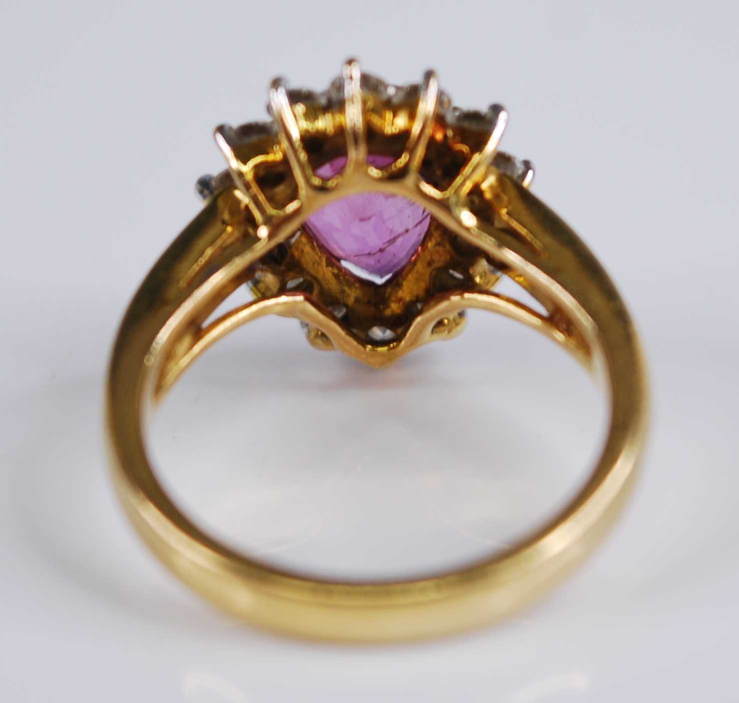 A yellow and white metal, tourmaline and diamond pear shaped cluster ring, featuring a pear cut pink - Bild 4 aus 5