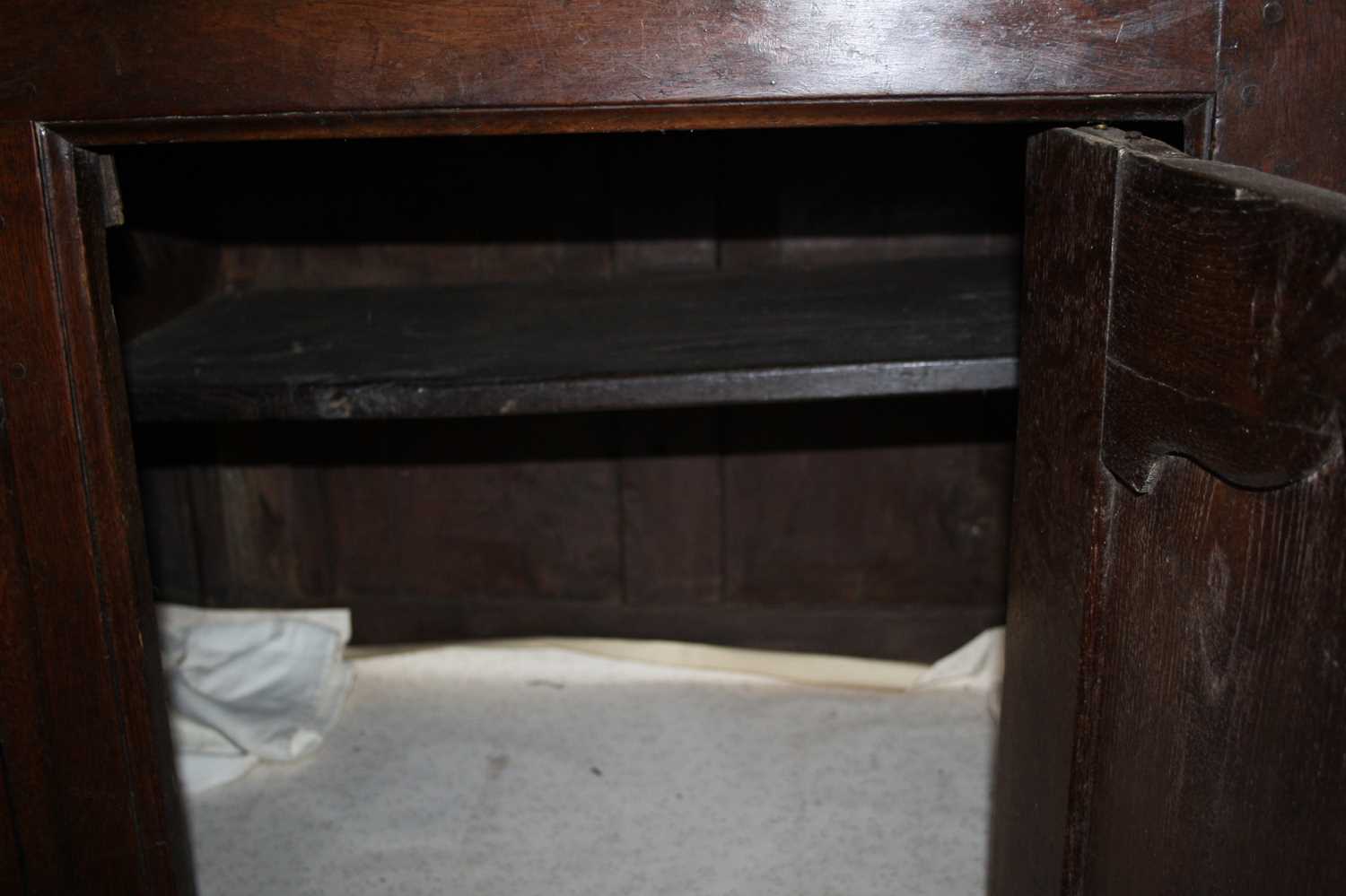 A George III joined oak dresser, the upper section having a wavy frieze and two shelves above - Bild 11 aus 18