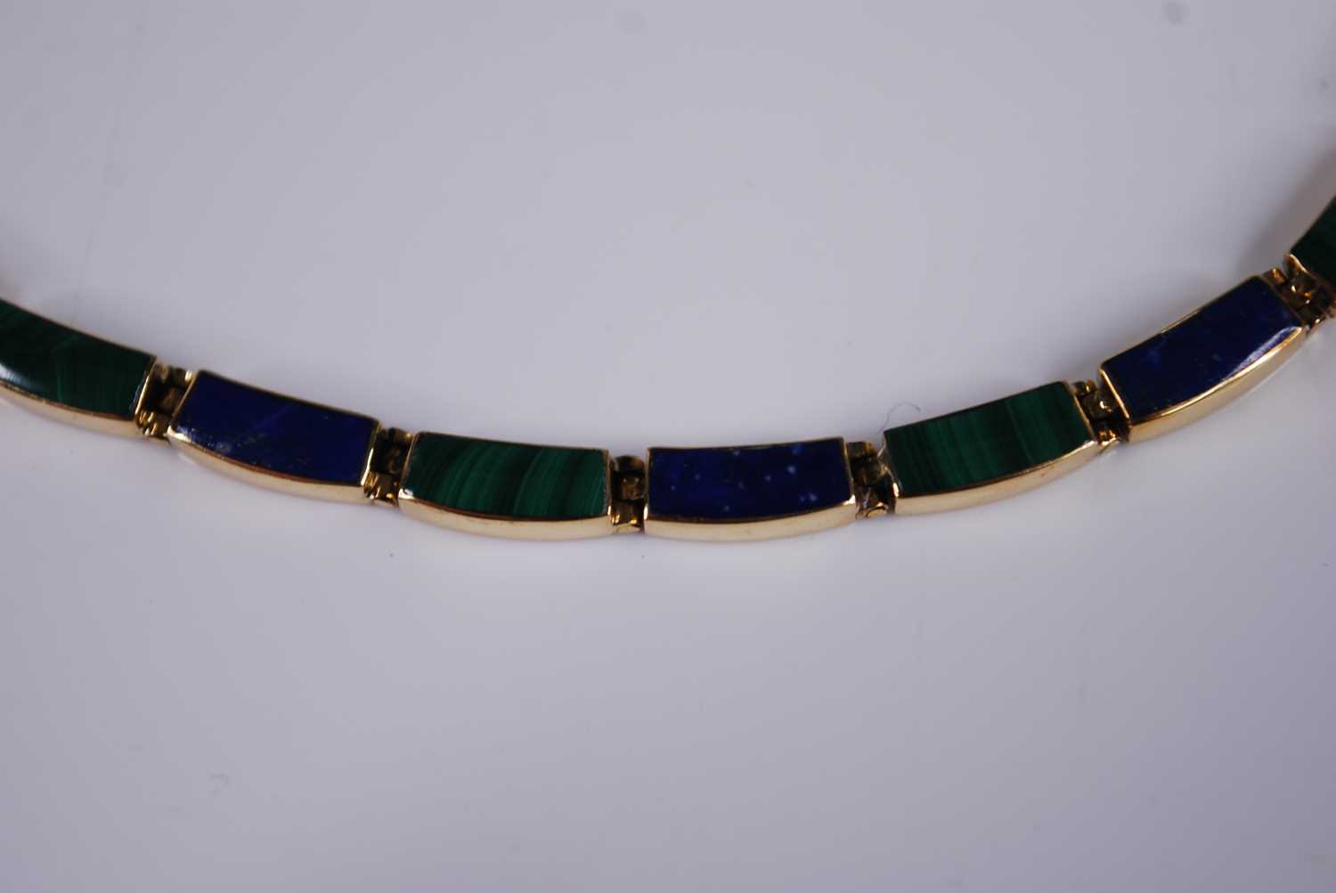 A Gundert of Chile 18ct yellow gold and lapis lazuli set necklace, arranged as alternating green and - Image 2 of 5
