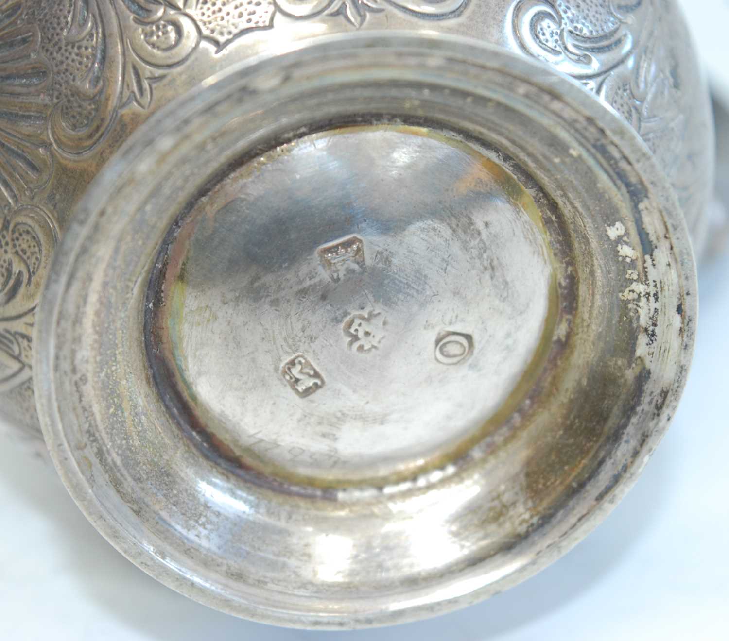 A George II silver hot water pot, of baluster form and repousse decorated with shells and foliate - Bild 4 aus 4