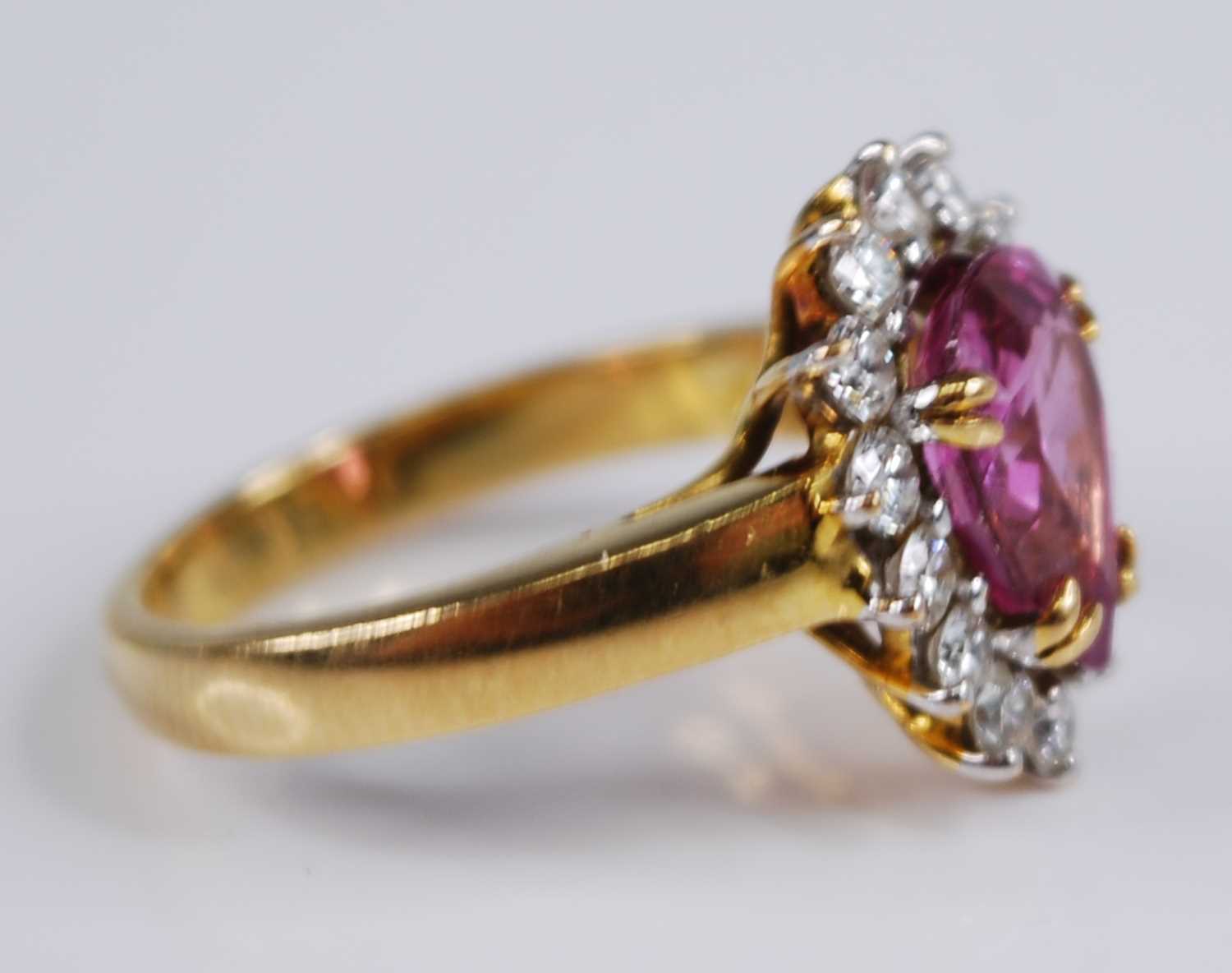 A yellow and white metal, tourmaline and diamond pear shaped cluster ring, featuring a pear cut pink - Bild 2 aus 5