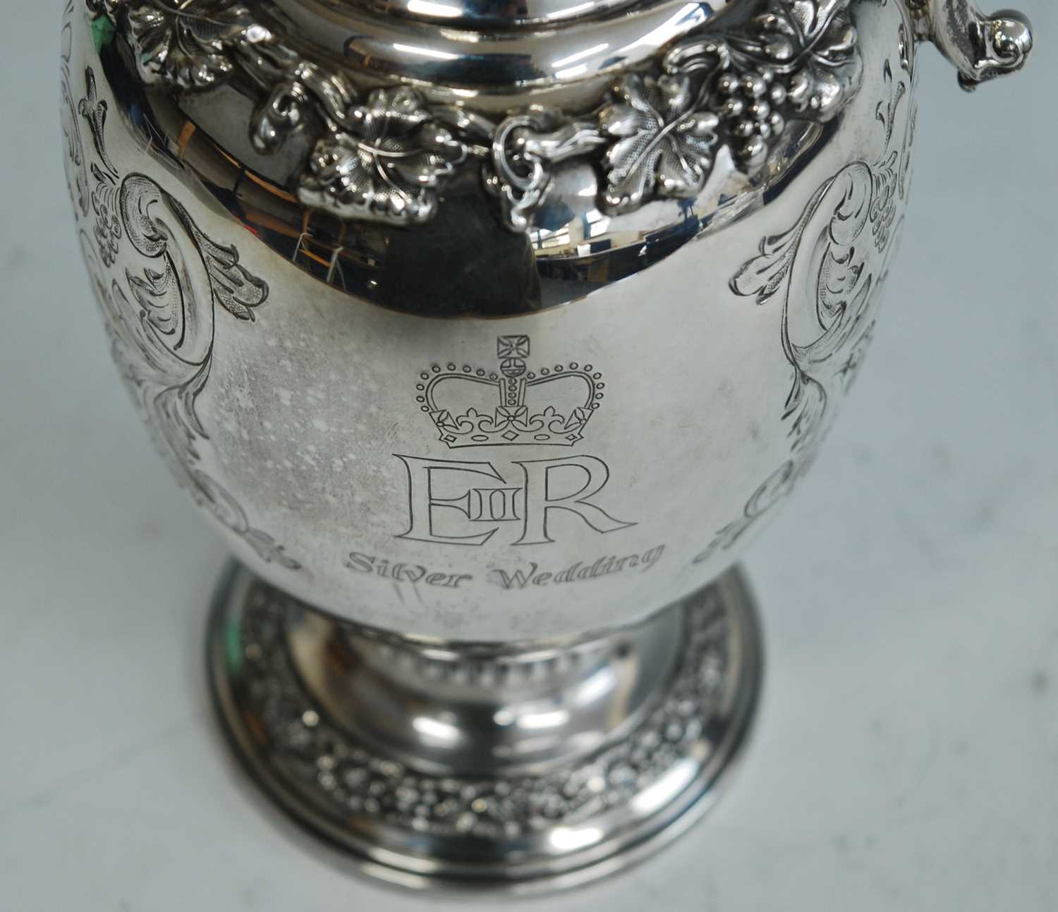 A Garrard & Co silver commemorative wine ewer for the Silver Wedding anniversary of Queen - Image 5 of 11