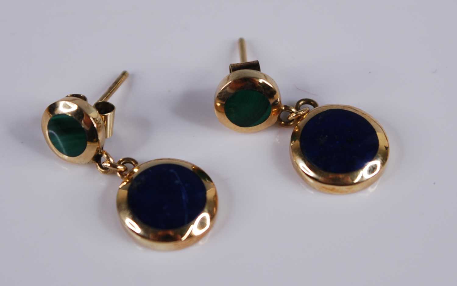 A Gundert of Chile 18ct yellow gold and lapis lazuli set necklace, arranged as alternating green and - Image 3 of 5