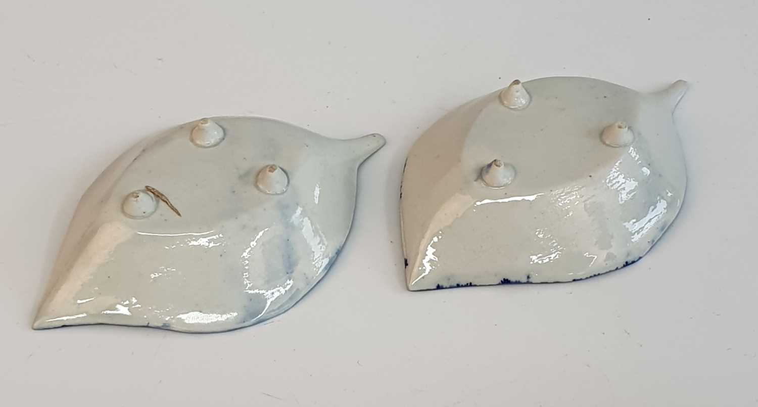 A pair of circa 1773 James Pennington of Liverpool porcelain pickle dishes, each in the form of - Bild 3 aus 3