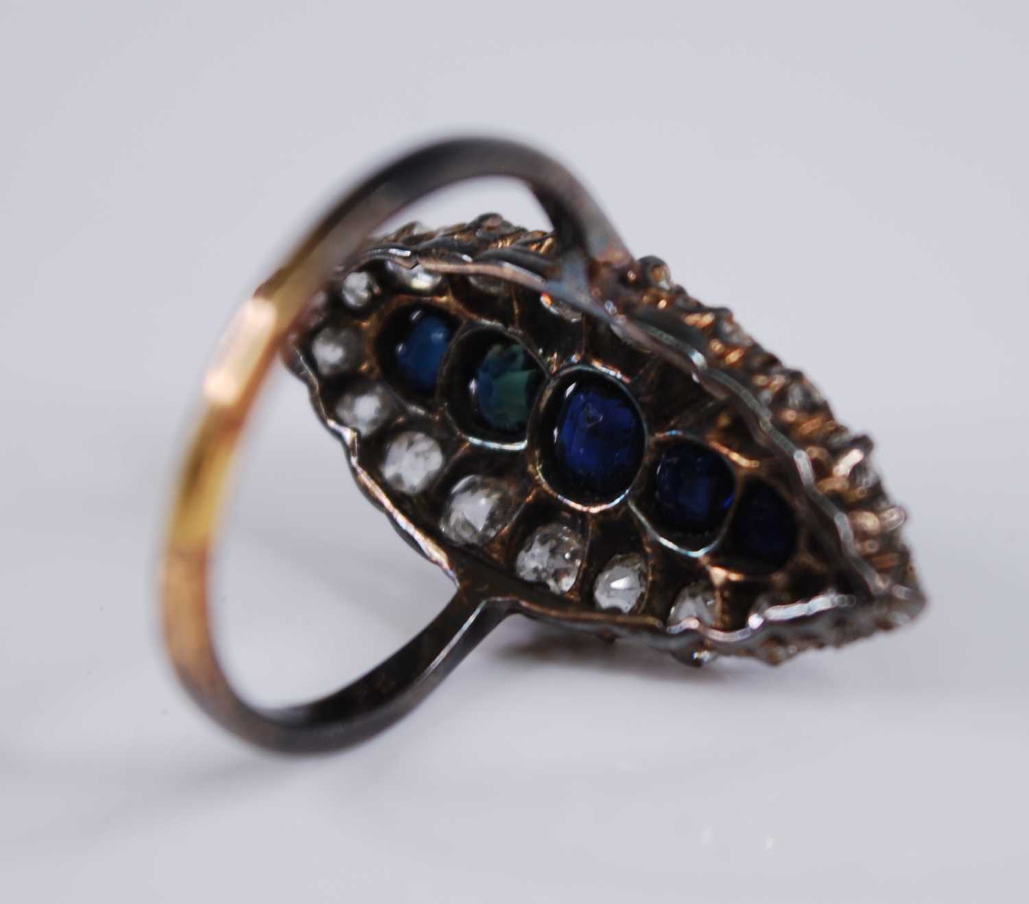 An Edwardian yellow metal, sapphire and diamond dress ring, the large elliptical setting measuring - Bild 2 aus 3