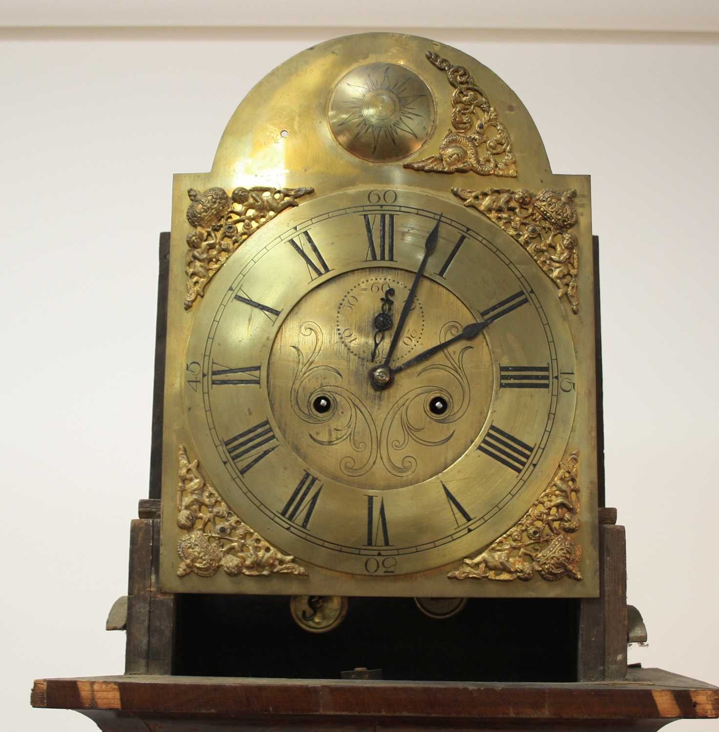 An 18th century walnut and burr walnut longcase clock, having associated unsigned arched brass - Bild 3 aus 5