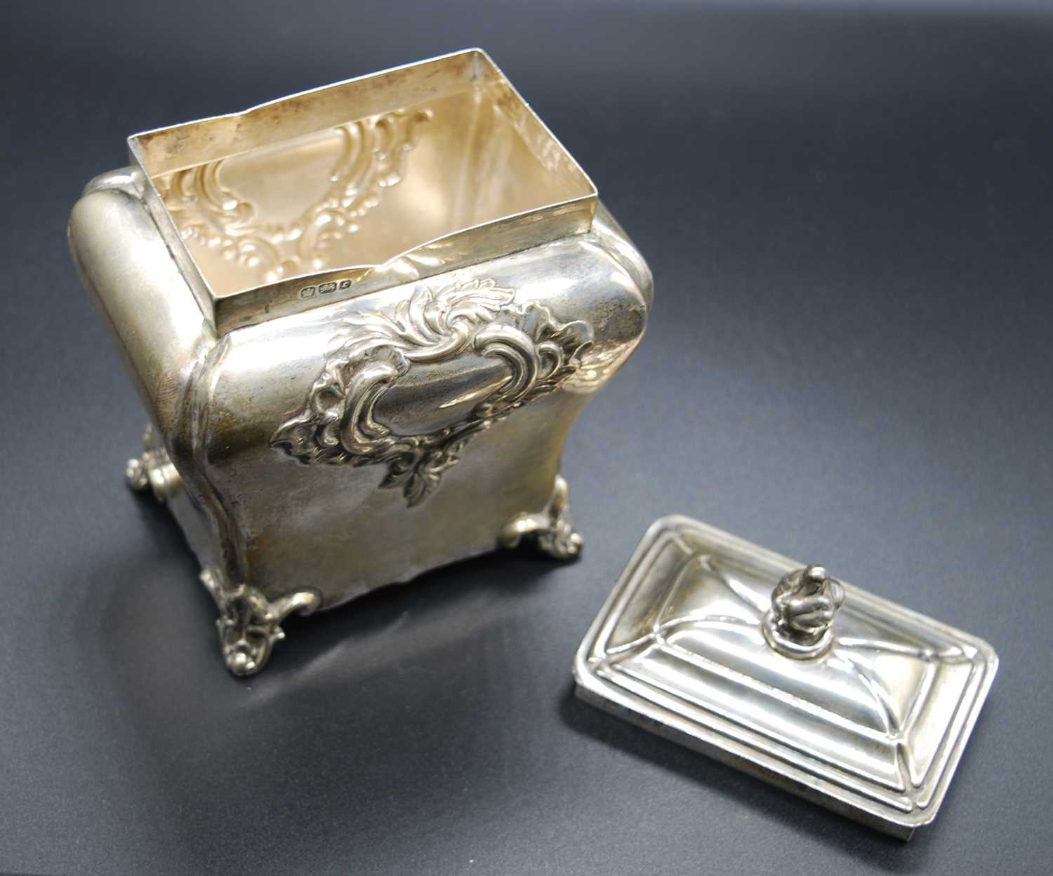 A late Victorian silver tea caddy, of shaped shouldered rectangular form with lift-off cover, having - Bild 3 aus 6