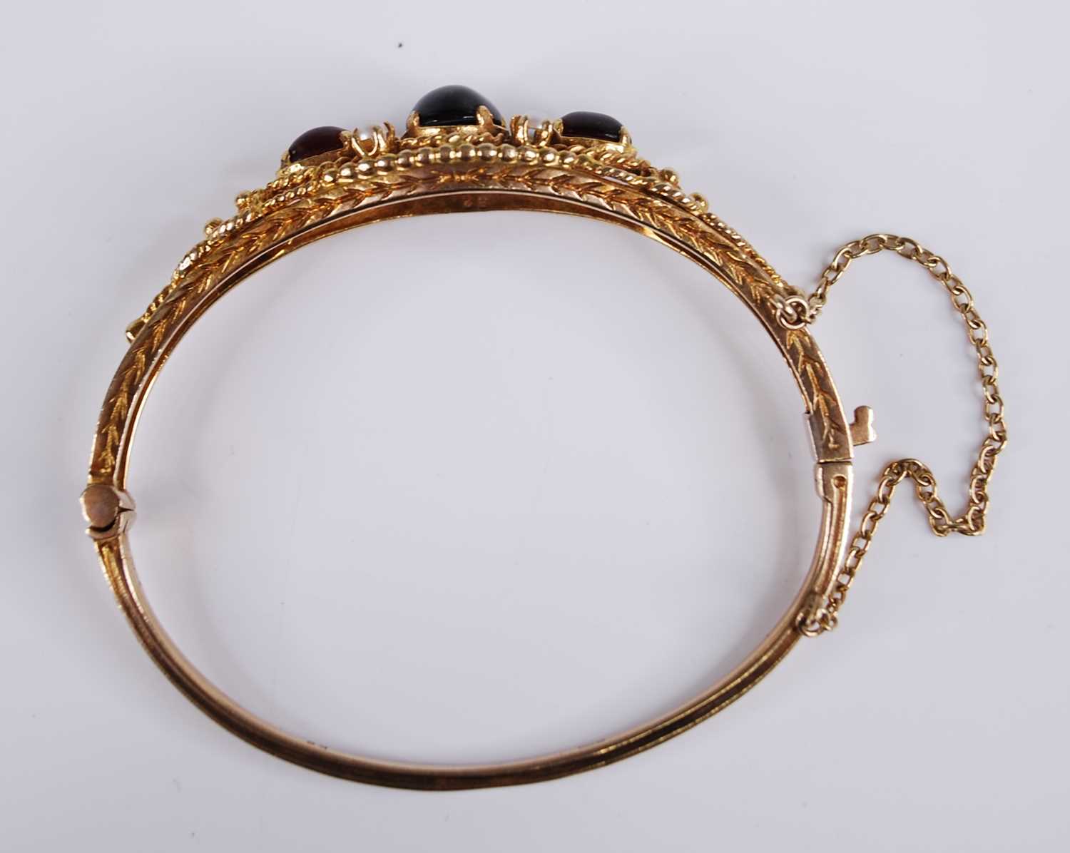 A Victorian style 9ct gold, garnet and seed pearl hinged bangle, the three cabochon garnets - Bild 3 aus 4