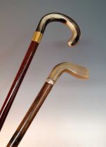 An early 20th century walking stick, having a carved horn golf club handle and silver collar (