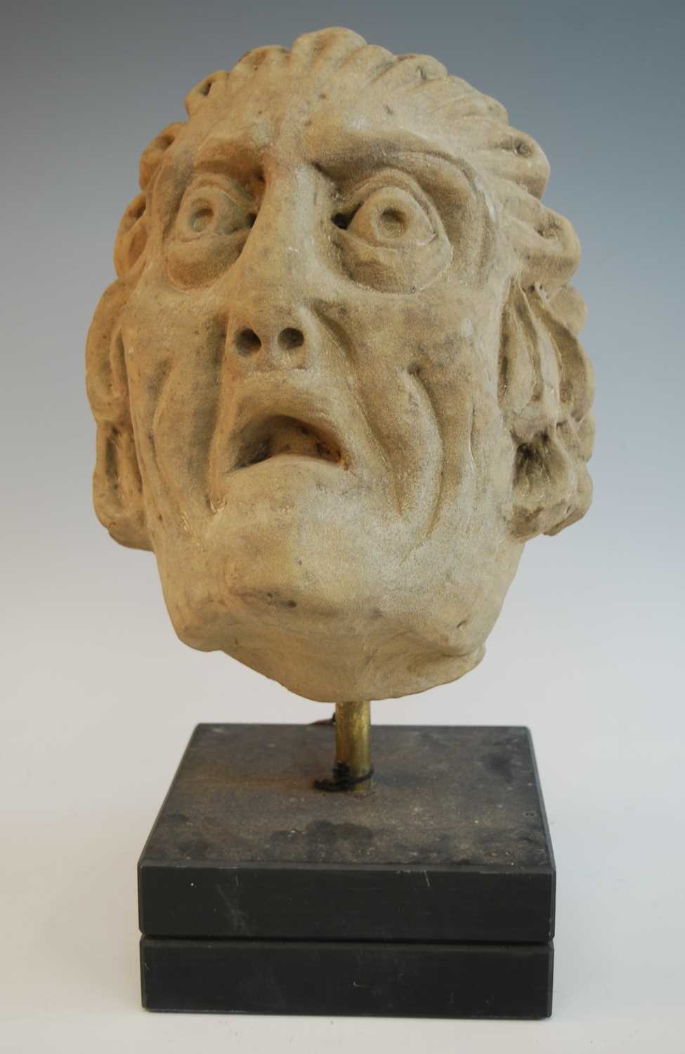 Two carved sandstone heads, probably 17th century, each later mounted upon a polished slate base, - Bild 7 aus 11