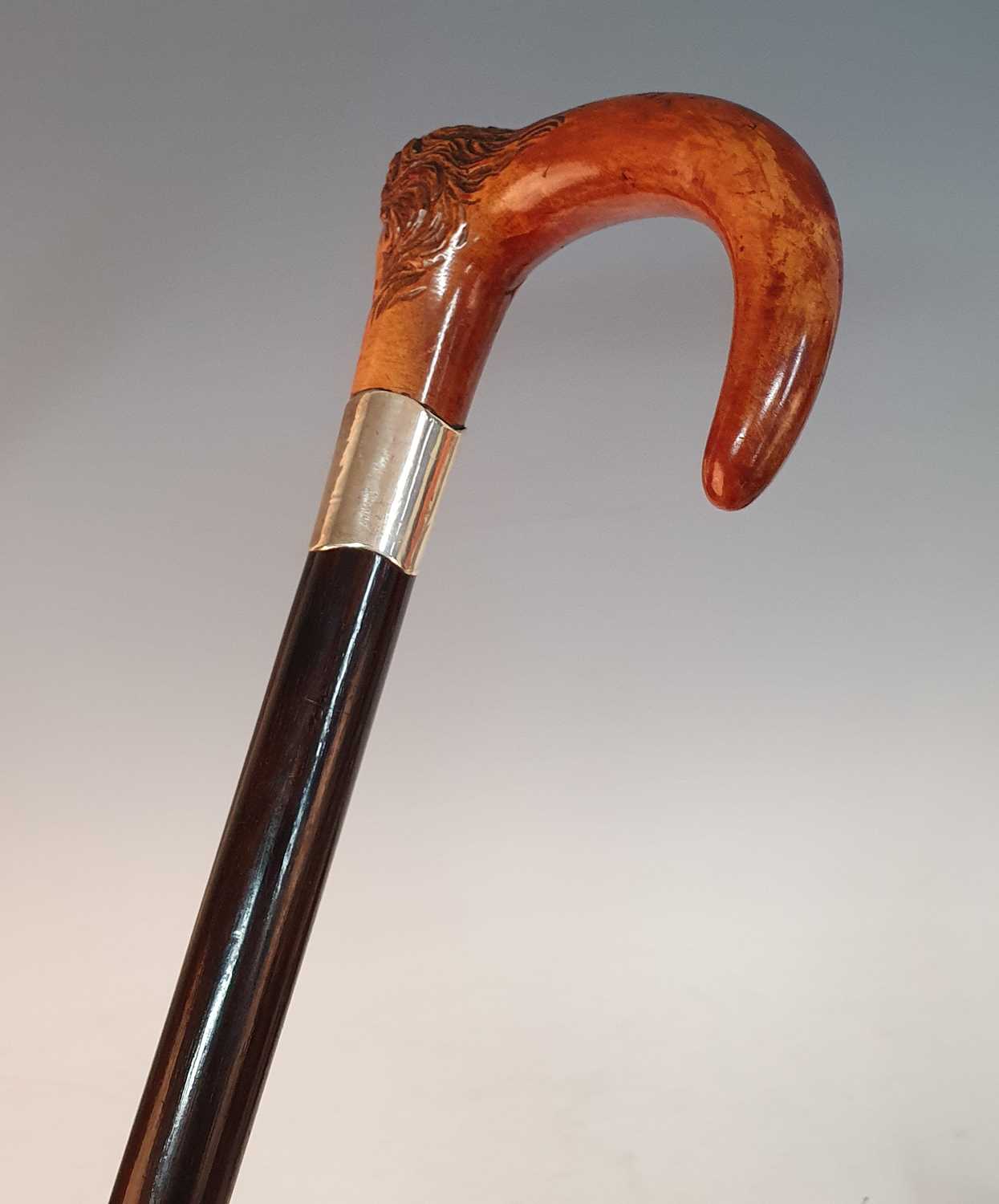 An early 20th century walking stick, having a carved yew handle in the form of a female head, half - Bild 4 aus 7