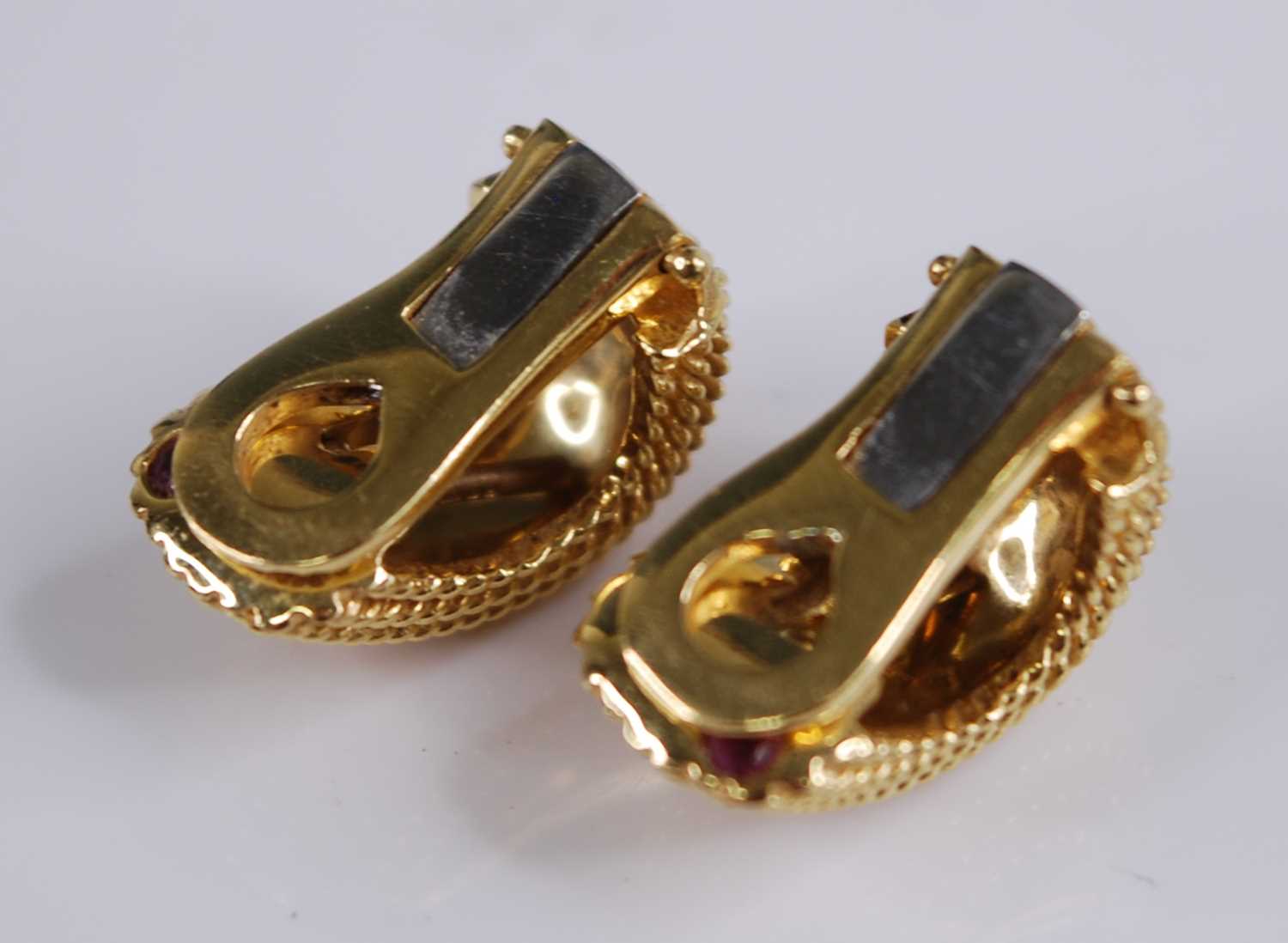 A pair of contemporary Italian 18ct gold earrings, of half hoop design with fine ropetwist bands, - Bild 2 aus 4