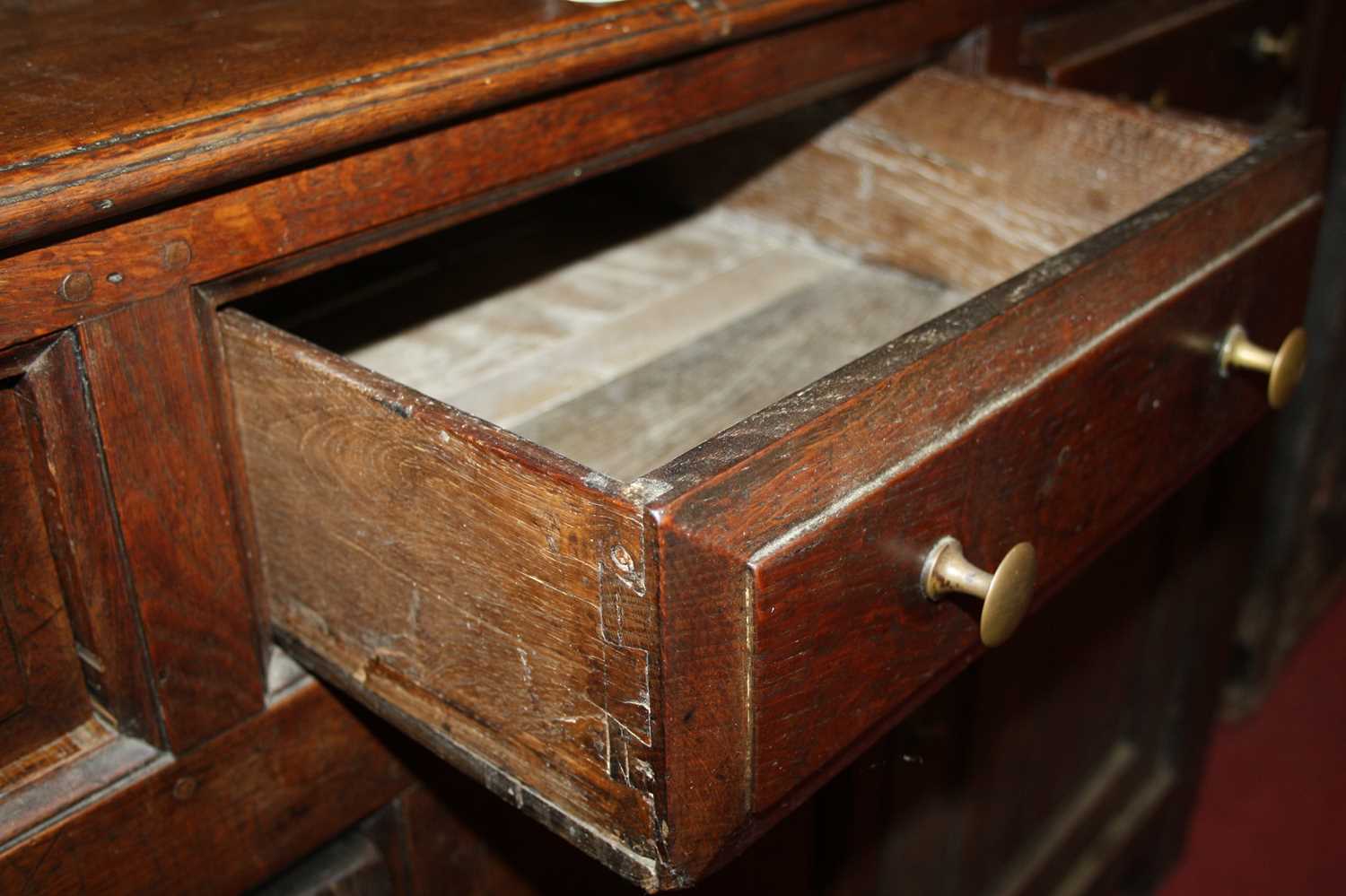 A George III joined oak dresser, the upper section having a wavy frieze and two shelves above - Bild 12 aus 18