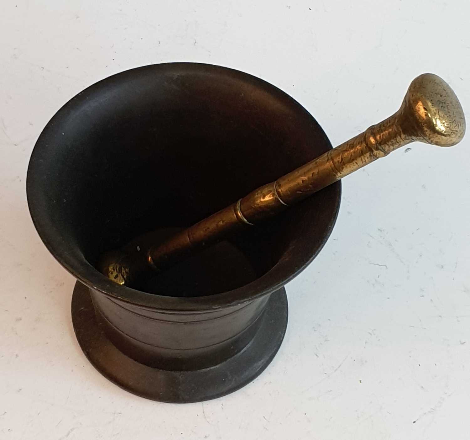 An 18th century bronze mortar, of plain tapering form, h.10.5cm, together with a bronze pestle - Bild 2 aus 3