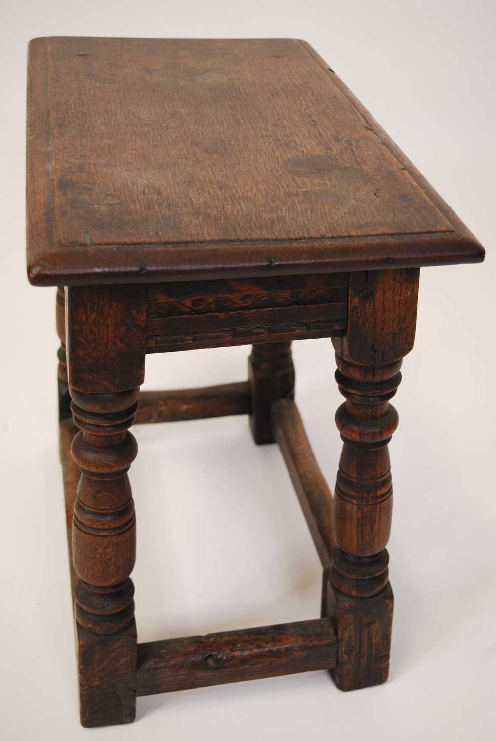 A circa 1700 oak joint stool, the plain rectangular top over chip carved frieze to ring turned and - Bild 4 aus 5