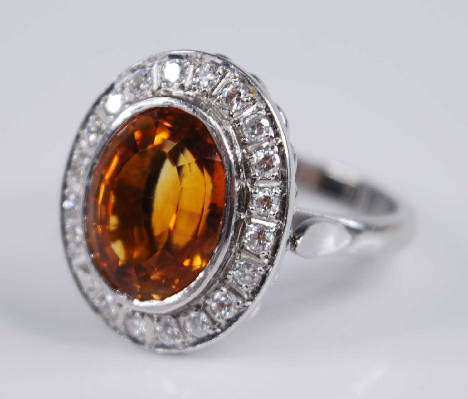 A platinum citrine and diamond oval cluster ring, comprising a centre oval faceted citrine within - Bild 2 aus 4
