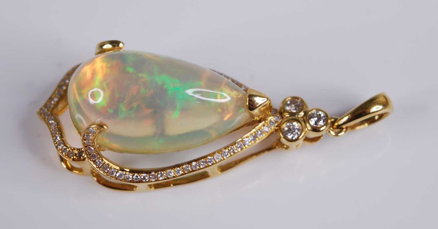 An 18ct gold Ethiopian opal set pendant, the large three-claw set cabochon opal weighing approx 8 - Bild 2 aus 4