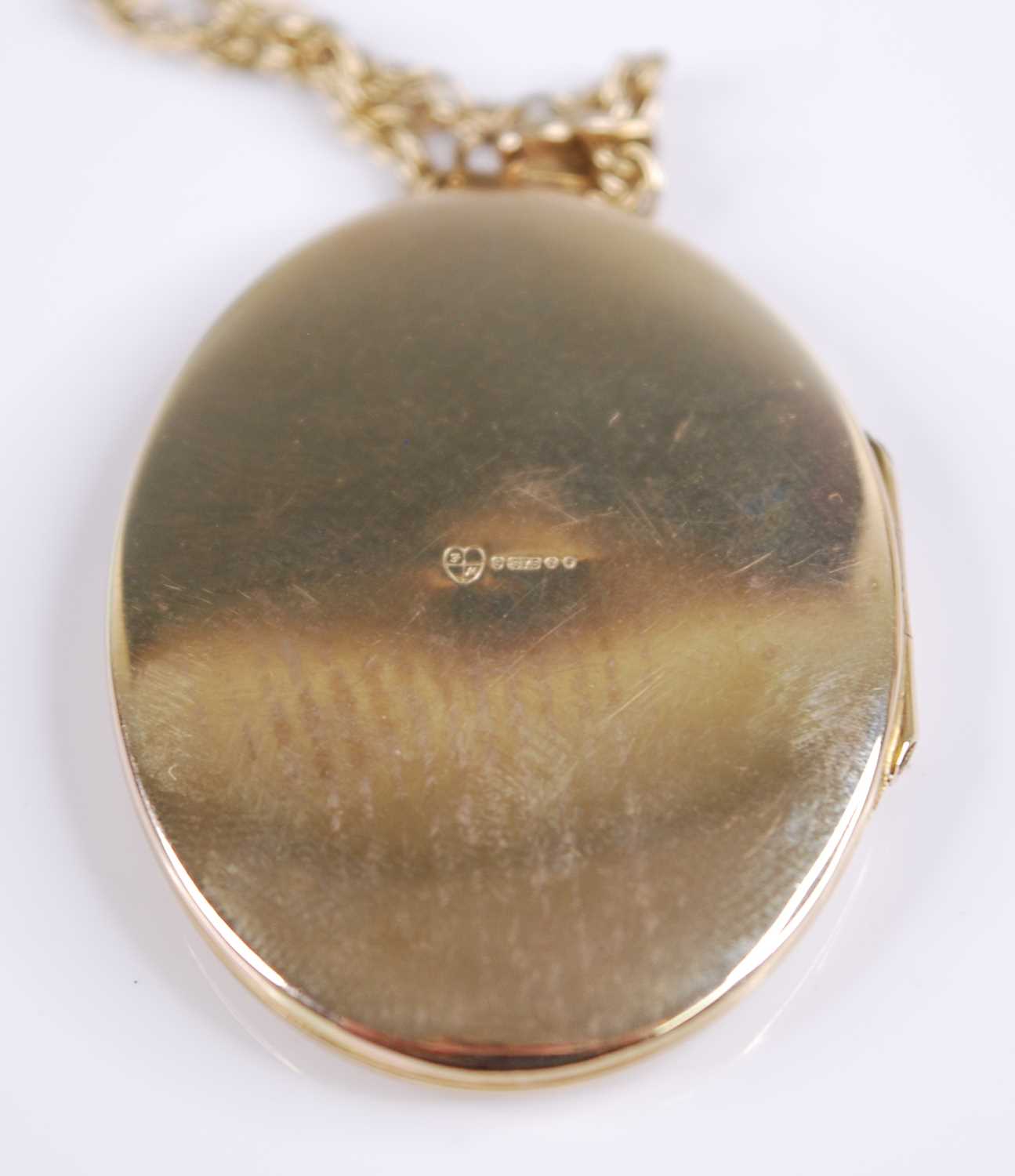 A 9ct yellow gold oval locket, engraved with foliate detail, locket dimensions 42 x 32mm, attached - Image 3 of 3