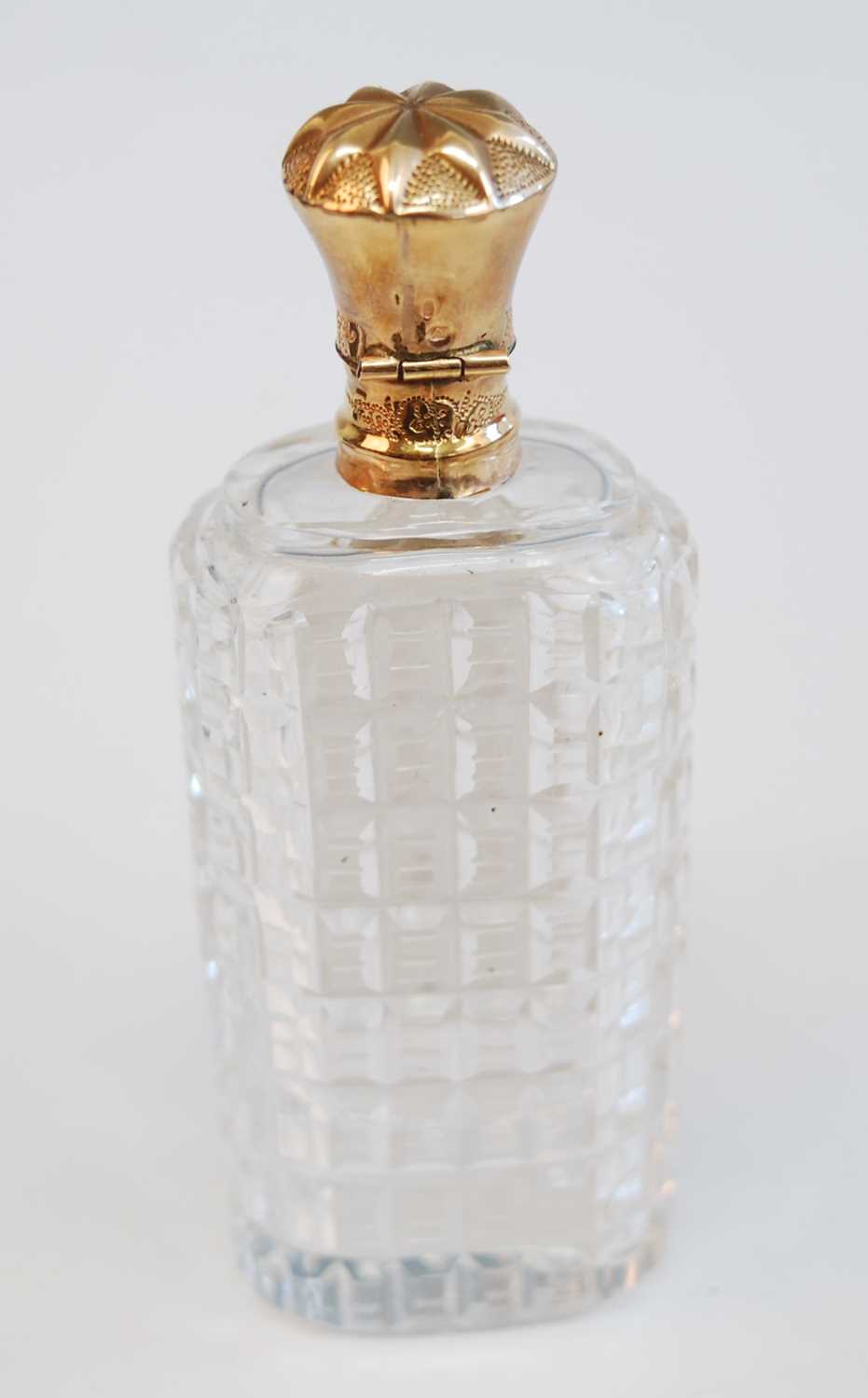 A mid-19th century cut glass and yellow metal mounted scent bottle, in fitted leather case, the - Bild 4 aus 6