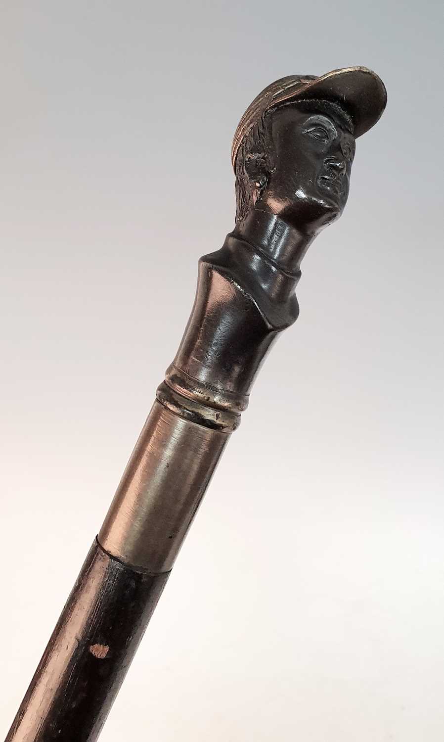 An early 20th century walking stick, the bronze handle in the form of the head of a jockey, - Bild 2 aus 5