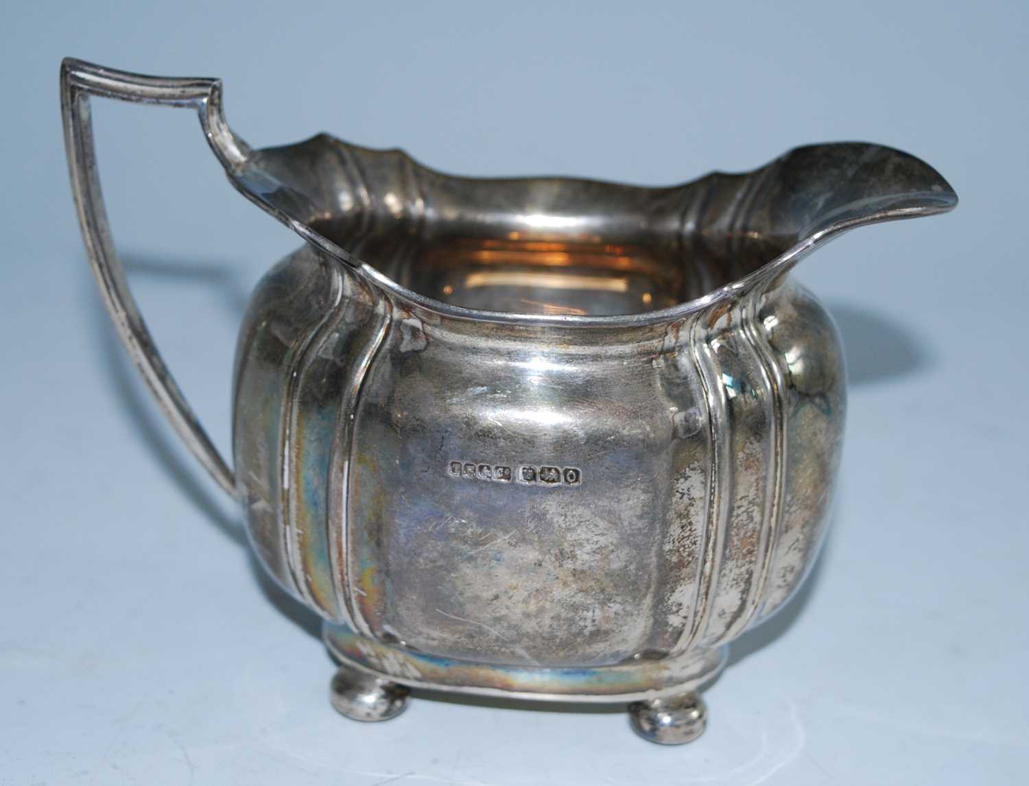 A George V three-piece silver tea set, comprising teapot, twin handled sugar and cream, each piece - Image 12 of 16