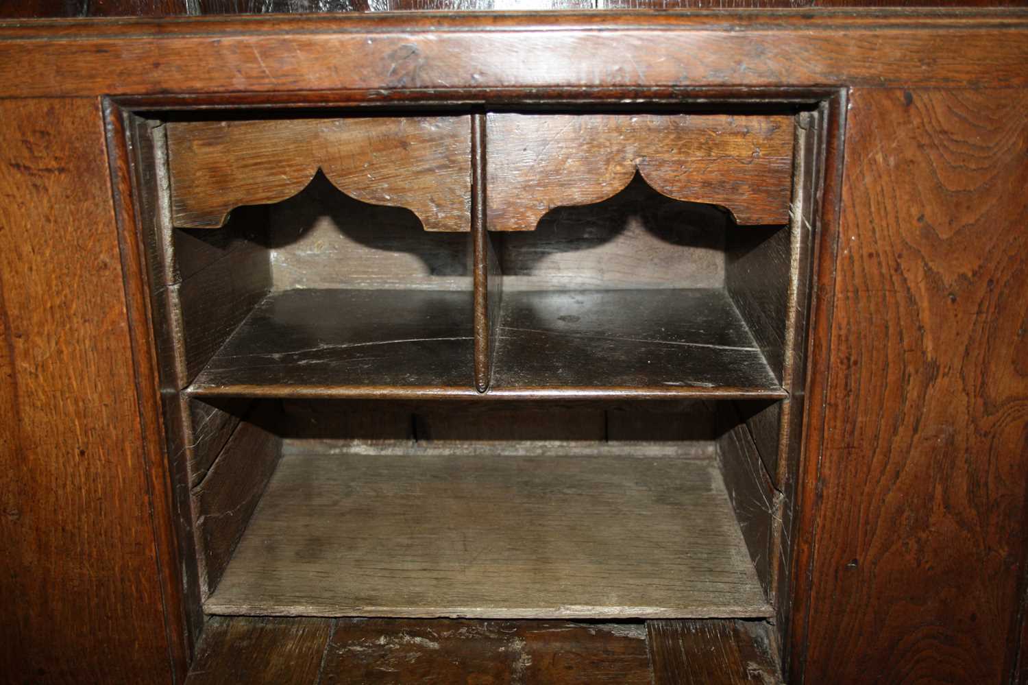 A George III joined oak dresser, the upper section having a wavy frieze and two shelves above - Bild 15 aus 18