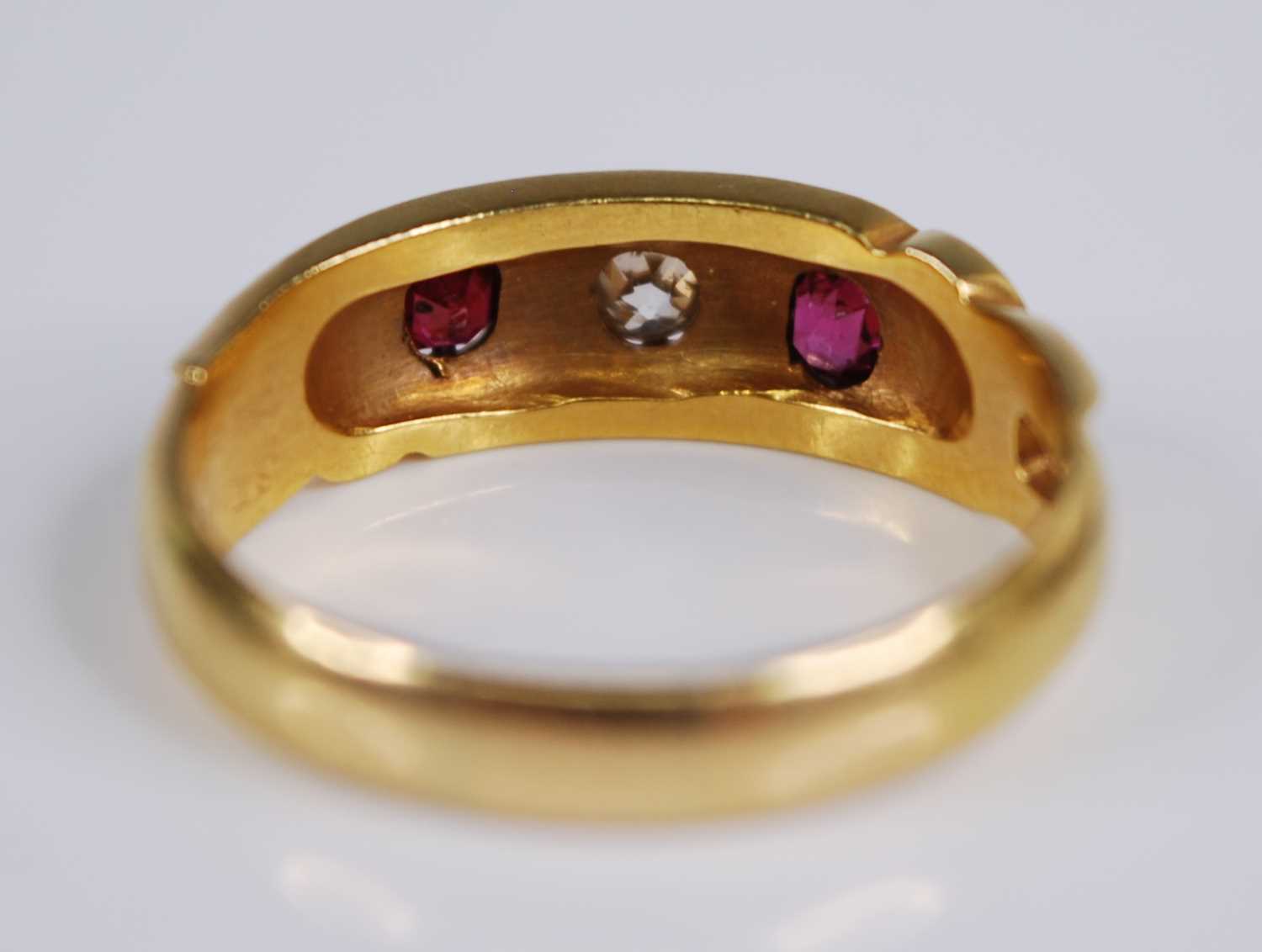 An Edwardian 18ct gold, ruby and diamond ring, the 'gypsy' set old round cut diamond weighing approx - Bild 4 aus 5