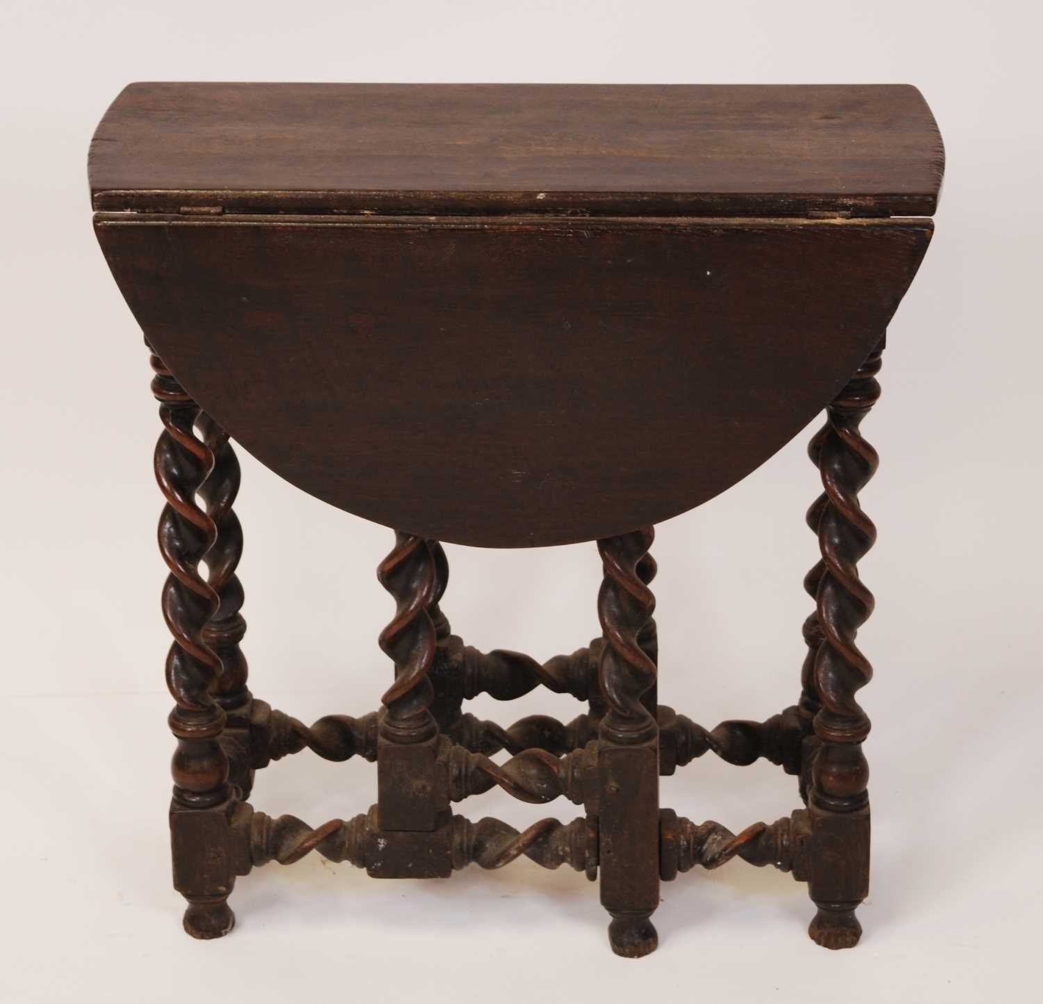 An 18th century provincial joined oak dropleaf occasional table, the oval fall leaves with gateleg - Bild 2 aus 4