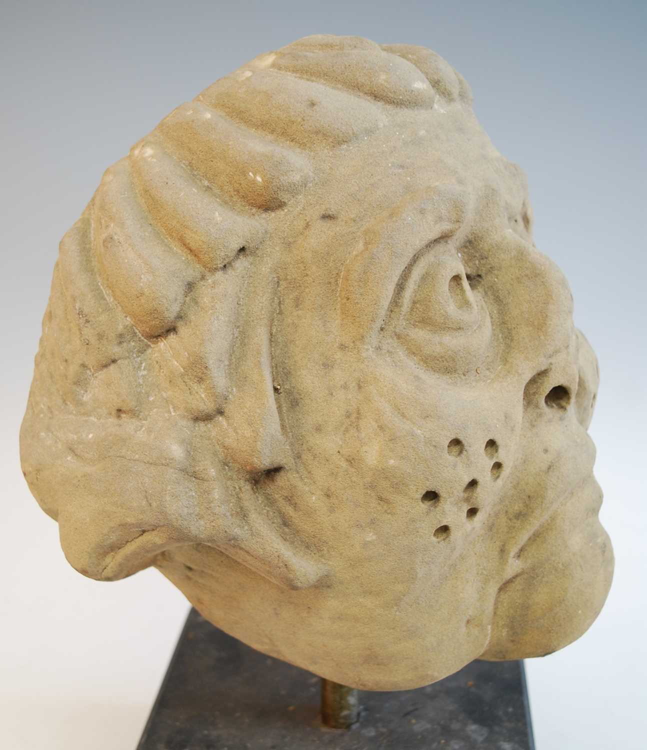 Two carved sandstone heads, probably 17th century, each later mounted upon a polished slate base, - Bild 5 aus 11