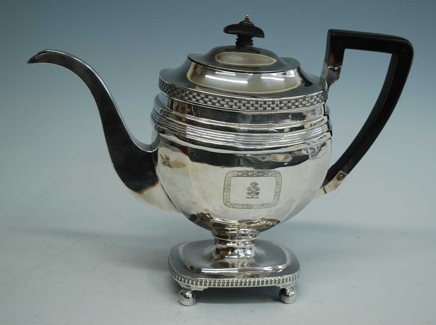 A George III silver pedestal teapot, of faceted oblong form to a pedestal rectangular gadrooned base - Bild 2 aus 8