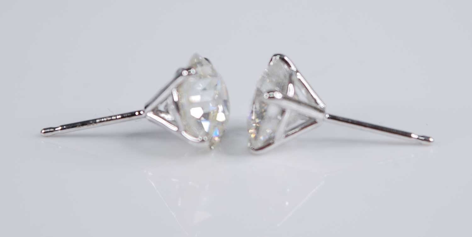 A pair of Edwardian platinum diamond set ear studs, each being Old European cut stones, in four-claw - Bild 4 aus 5